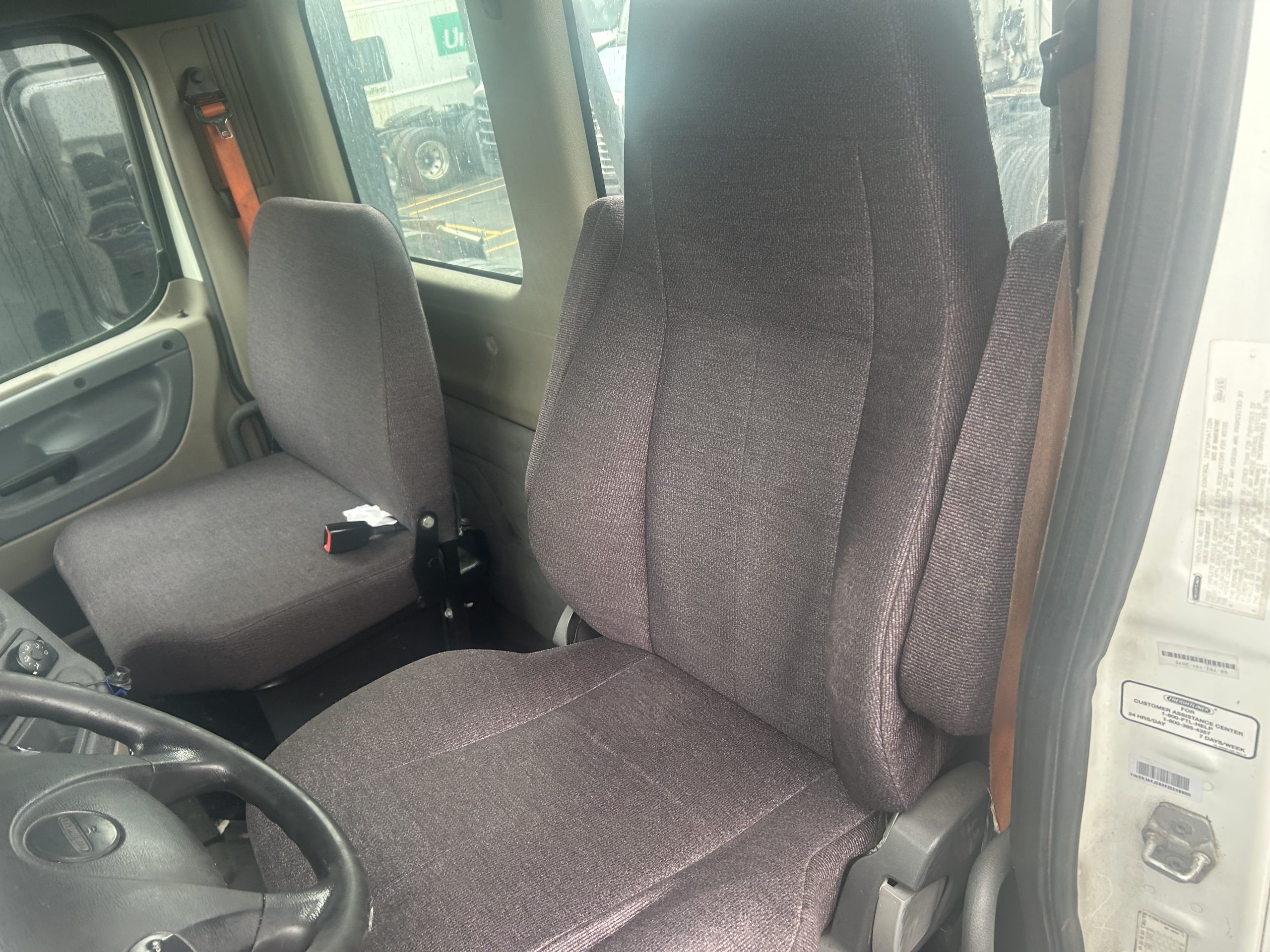 2016 Freightliner CA113 - image 6 of 6
