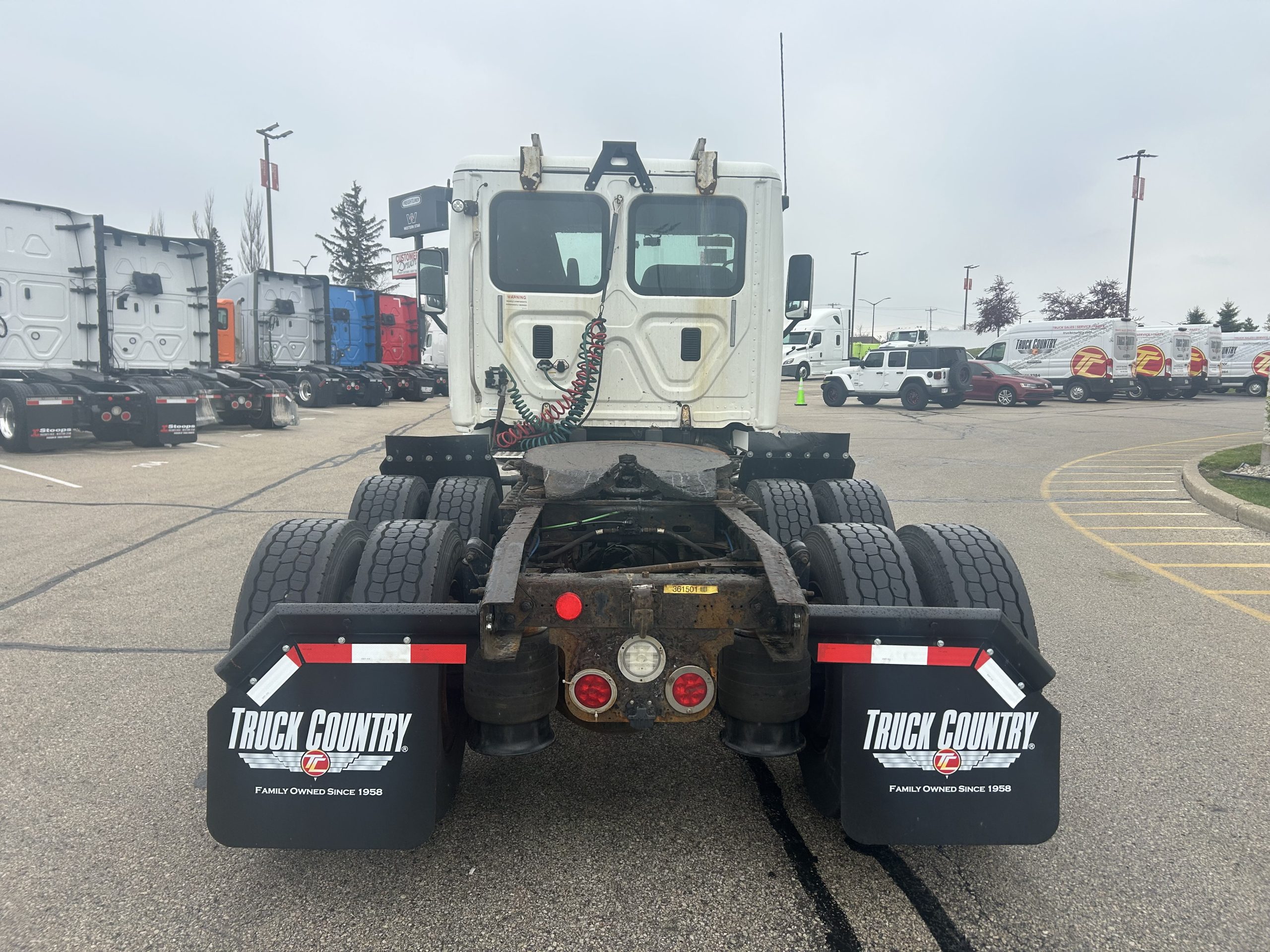 2016 Freightliner CA113 - image 4 of 6