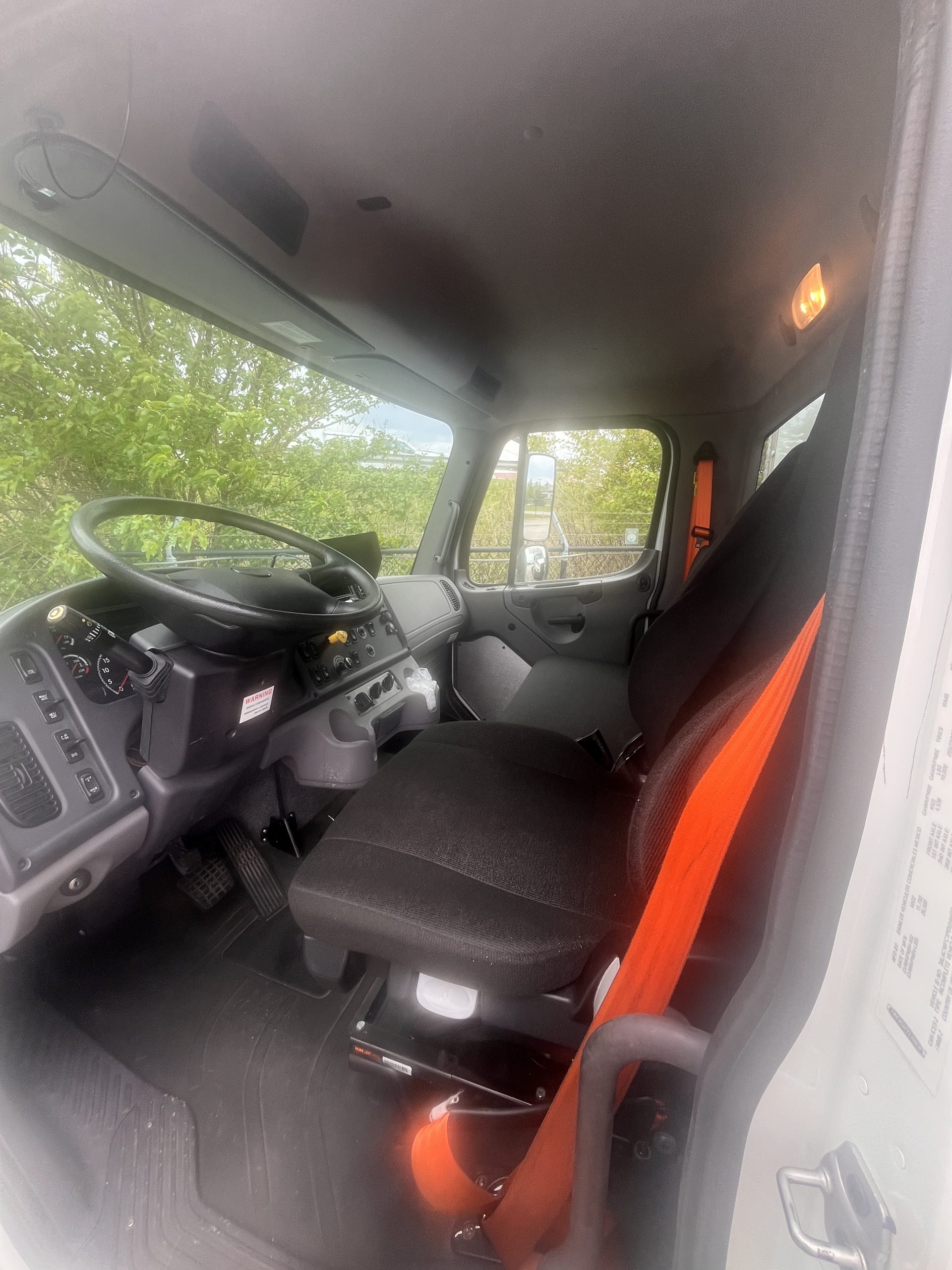 2023 Freightliner M2 106 - image 4 of 6