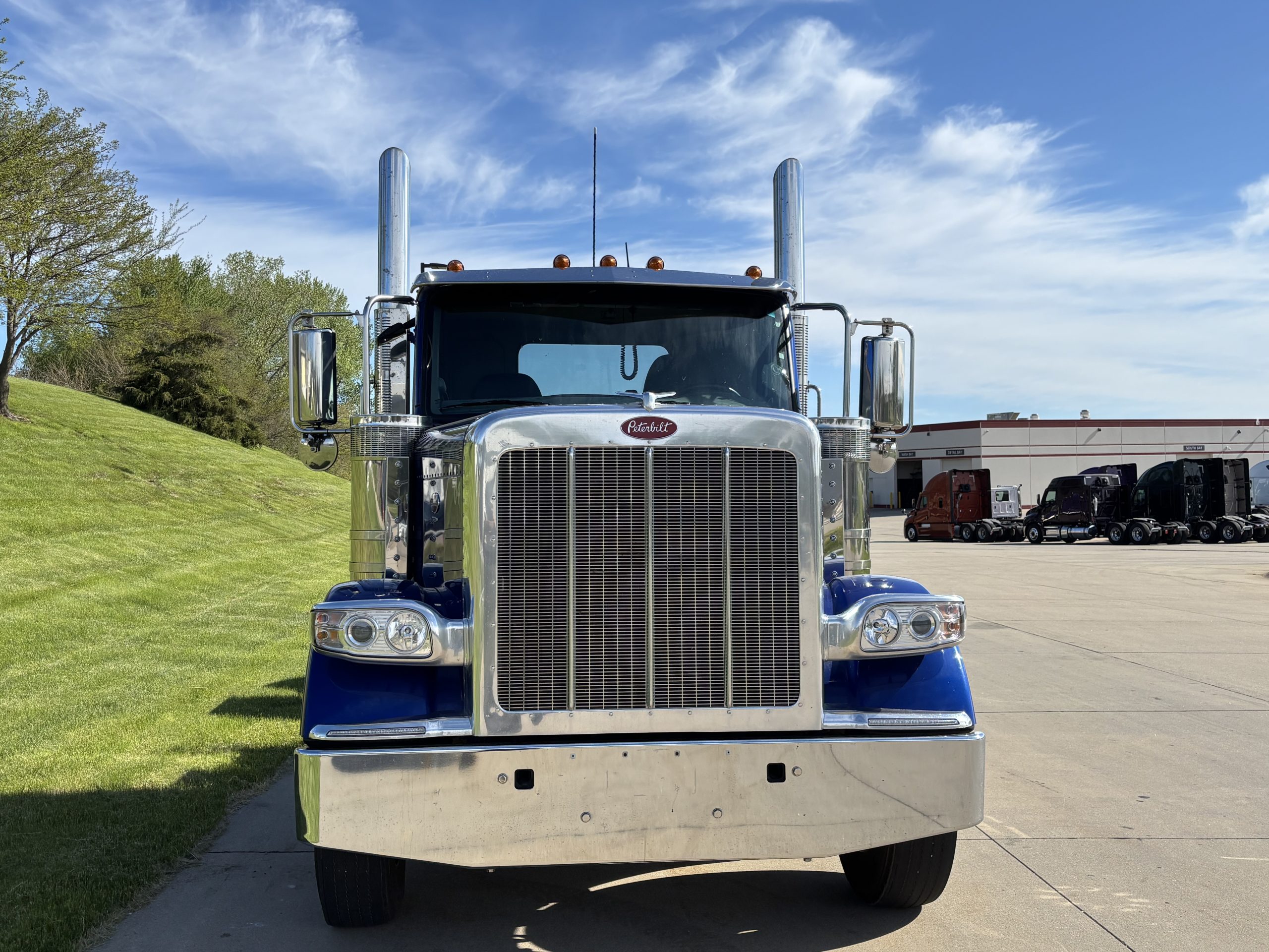 2025 Peterbilt 587 - image 2 of 6