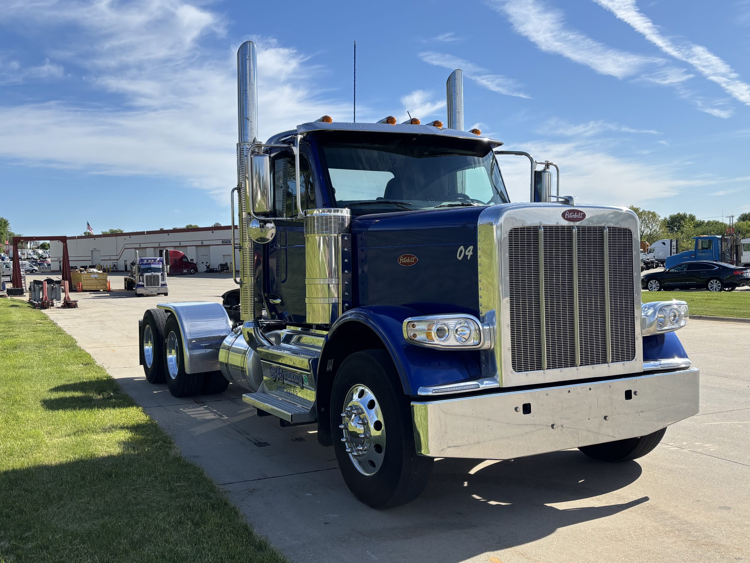 2025 Peterbilt 587 - image 3 of 6