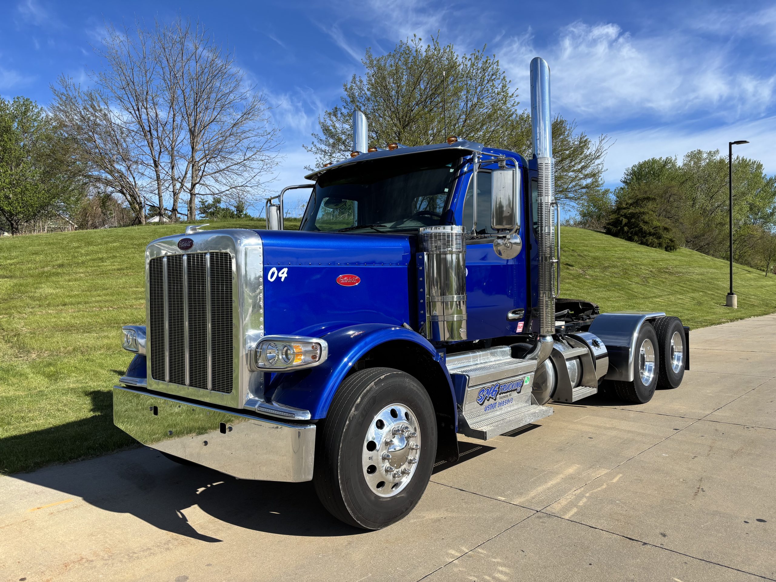 2025 Peterbilt 587 - image 1 of 6