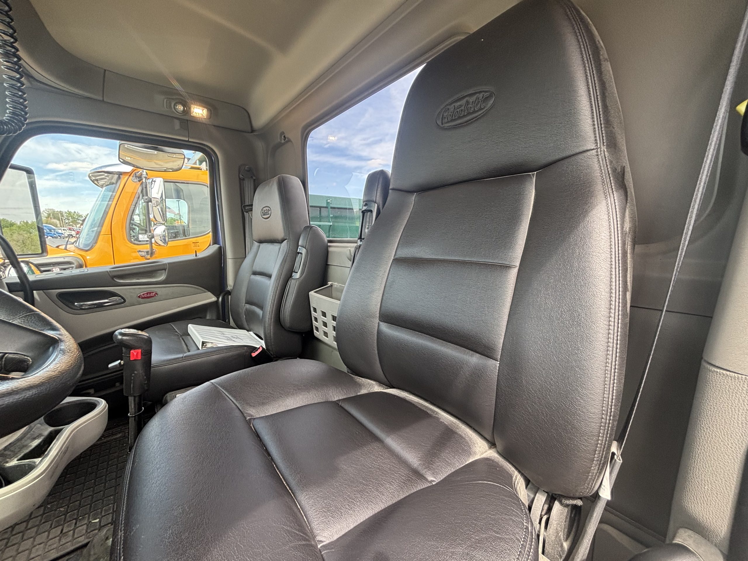 2025 Peterbilt 587 - image 4 of 6