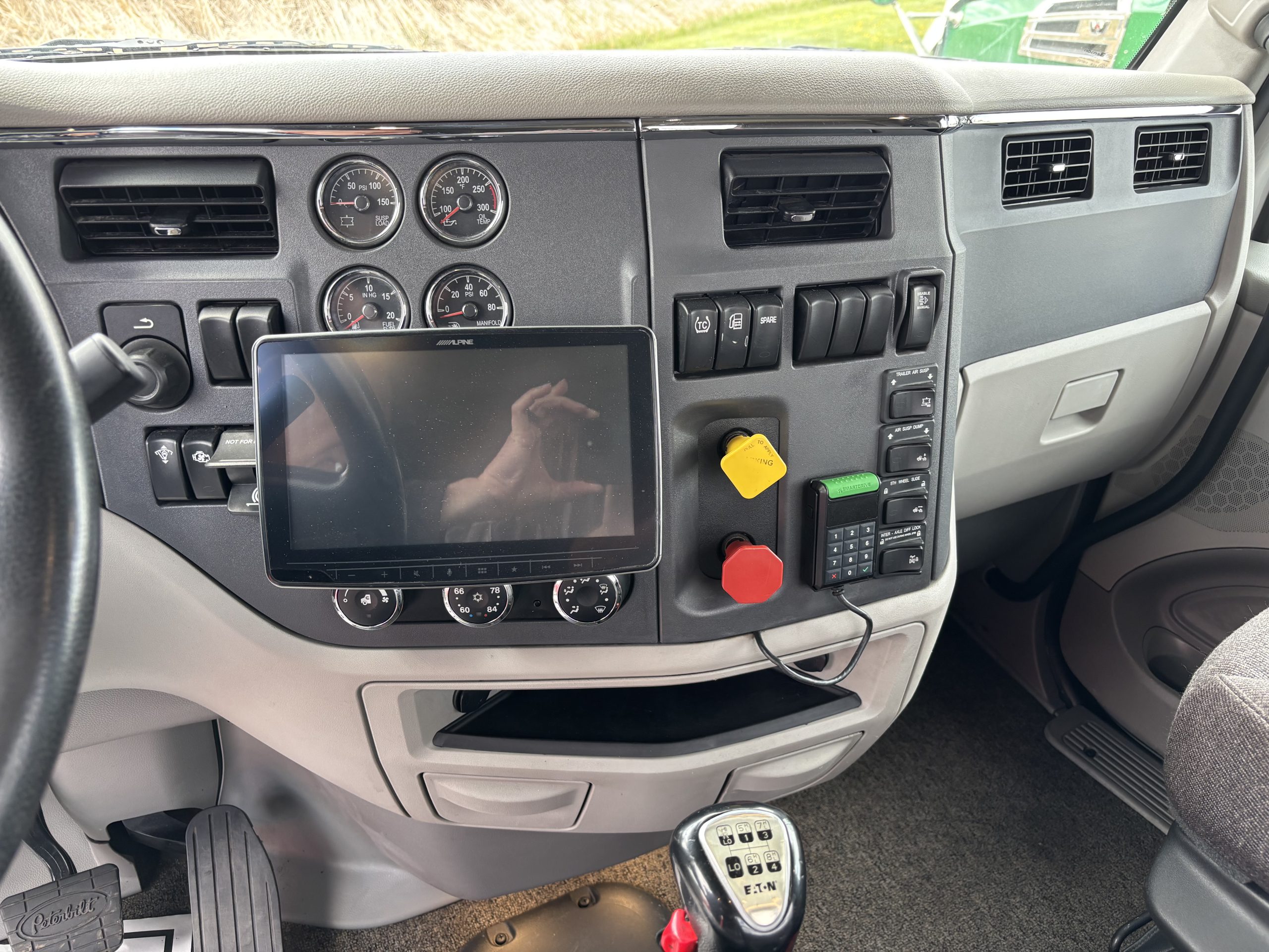 2019 Peterbilt 579 - image 4 of 6
