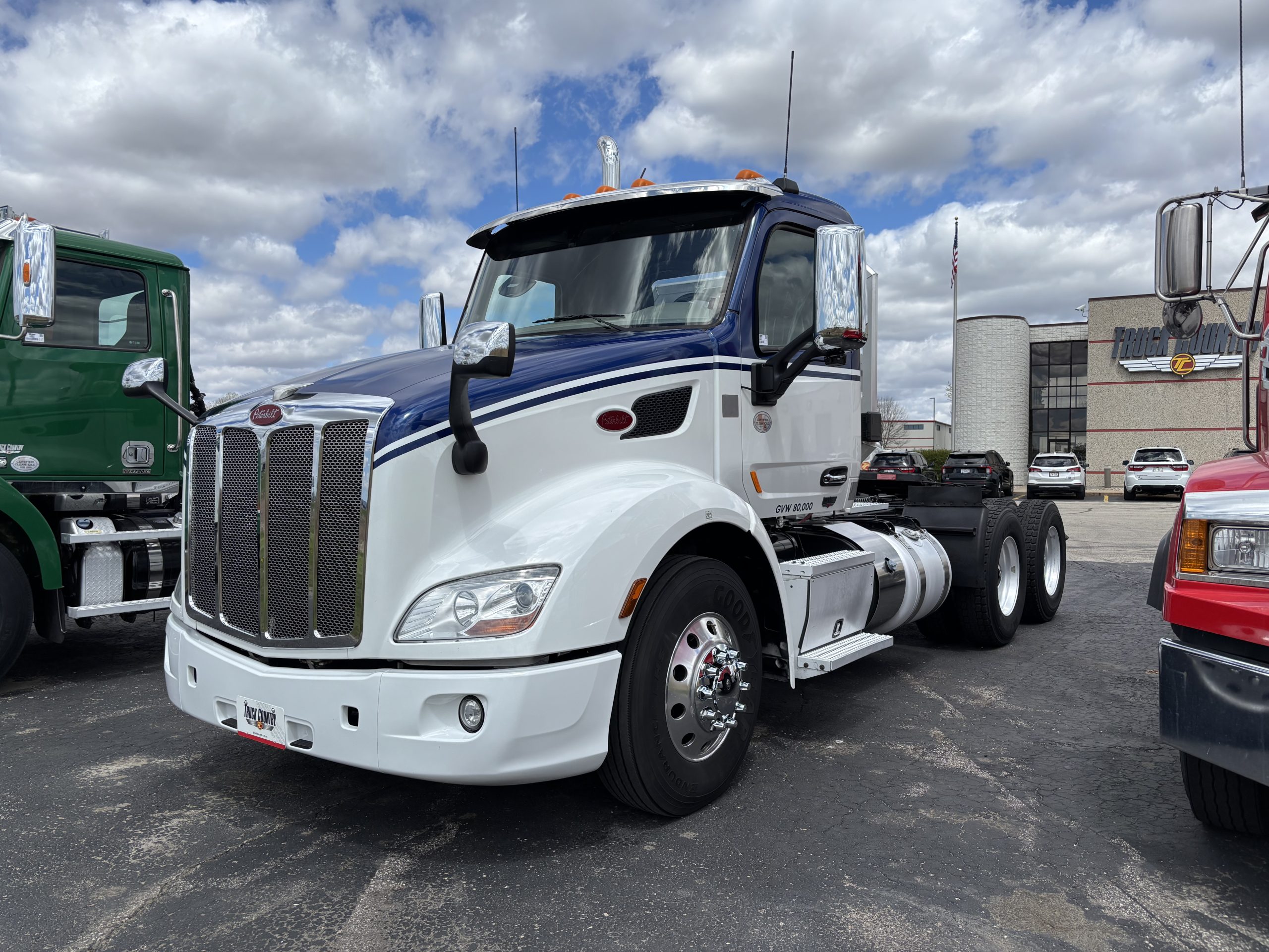 2019 Peterbilt 579 - image 1 of 6