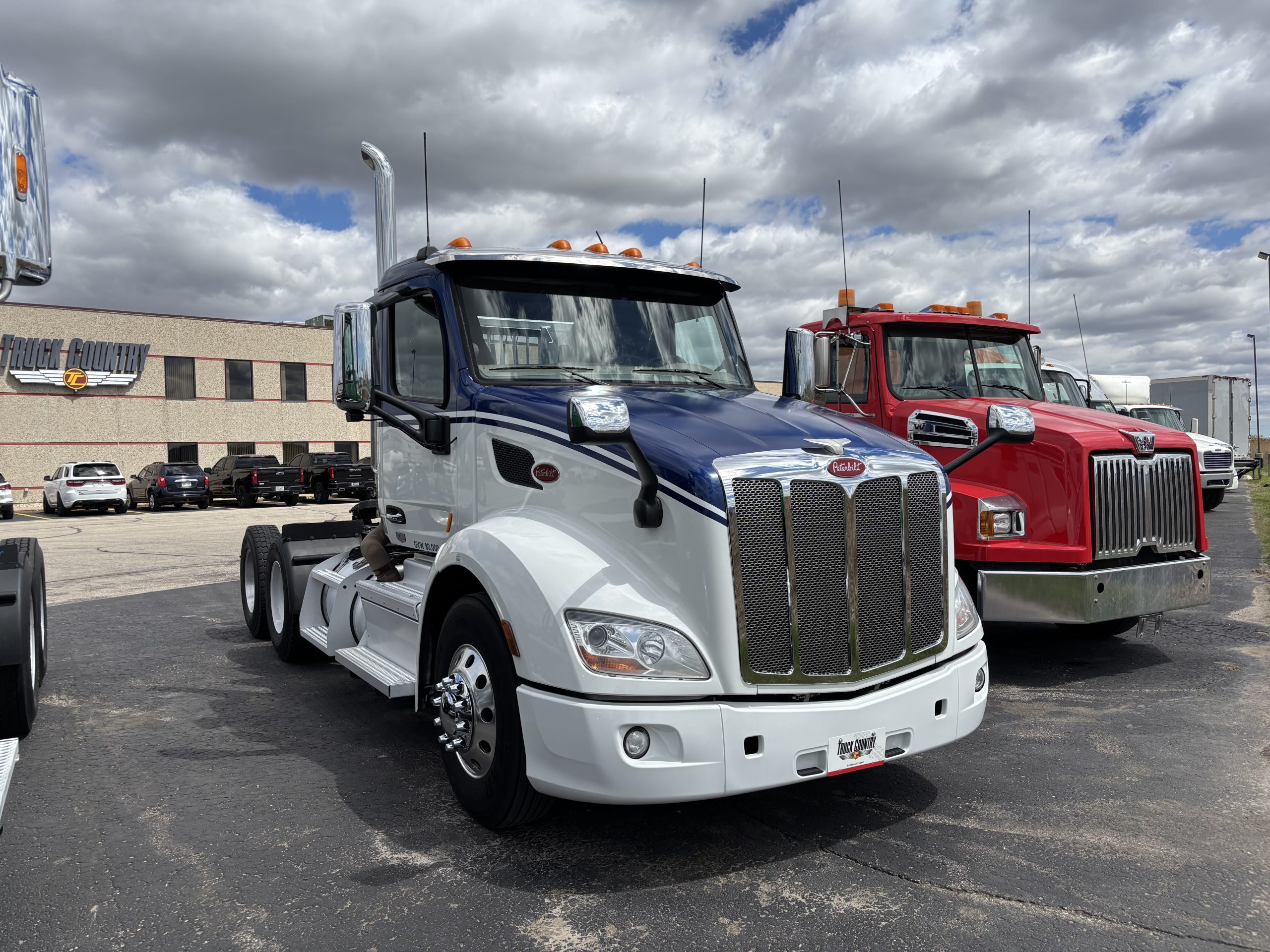 2019 Peterbilt 579 - image 3 of 6