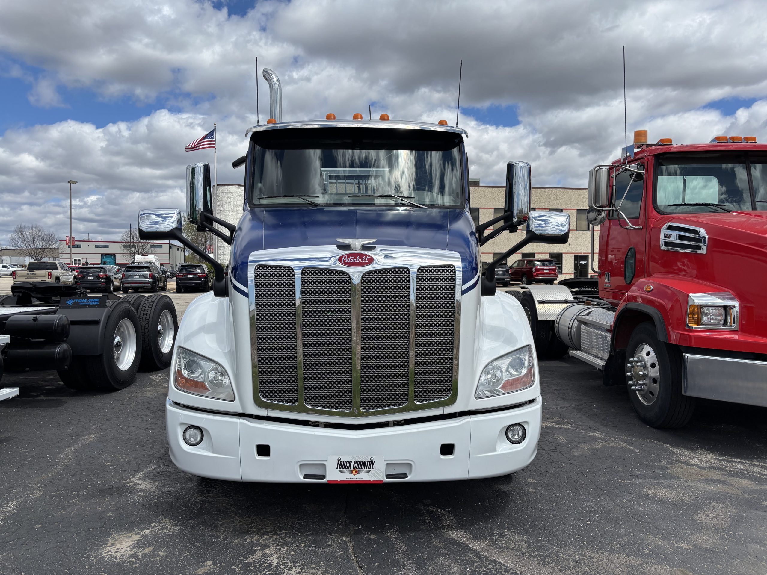 2019 Peterbilt 579 - image 2 of 6