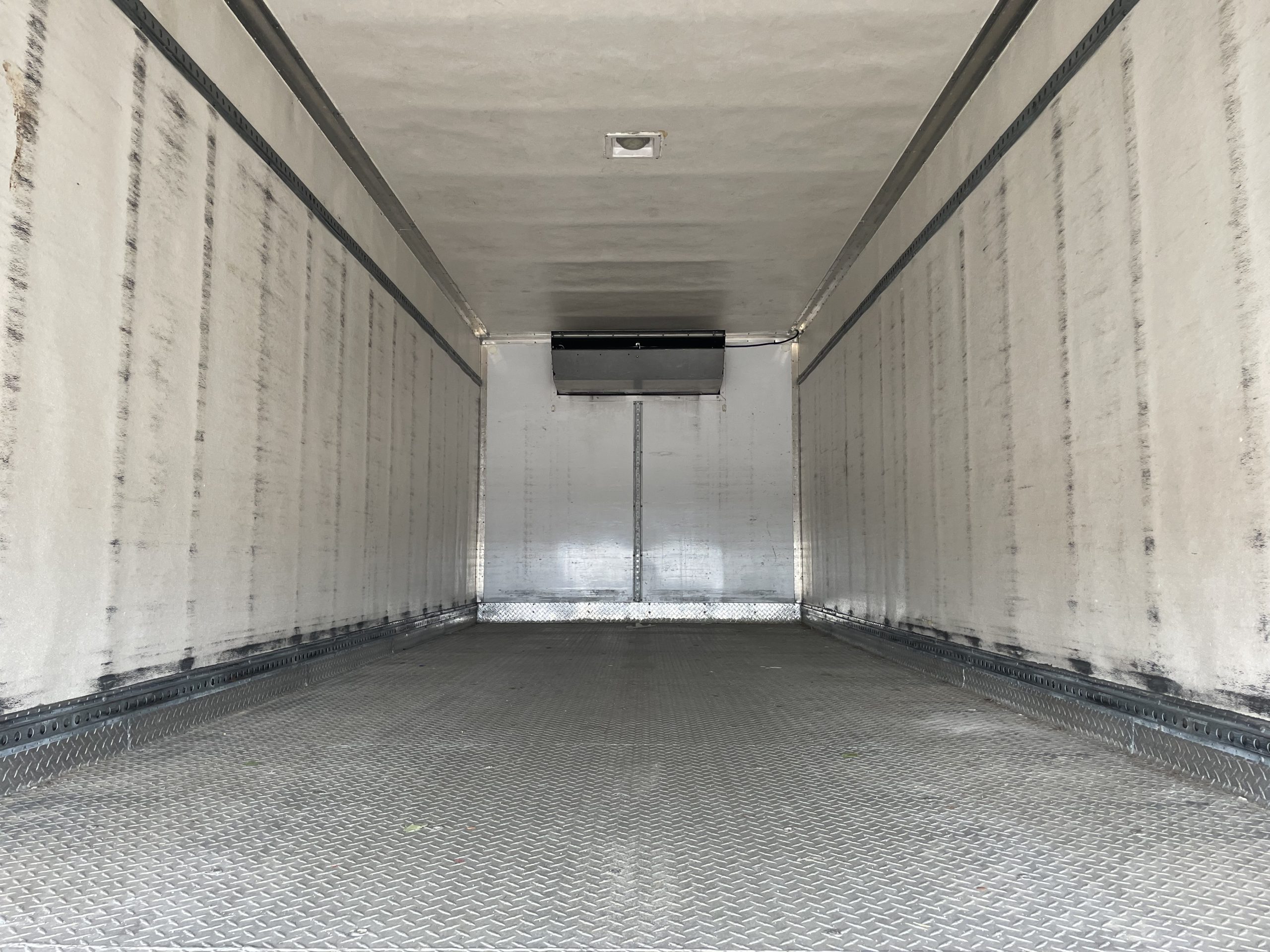 2016 Hino 268 - image 2 of 6