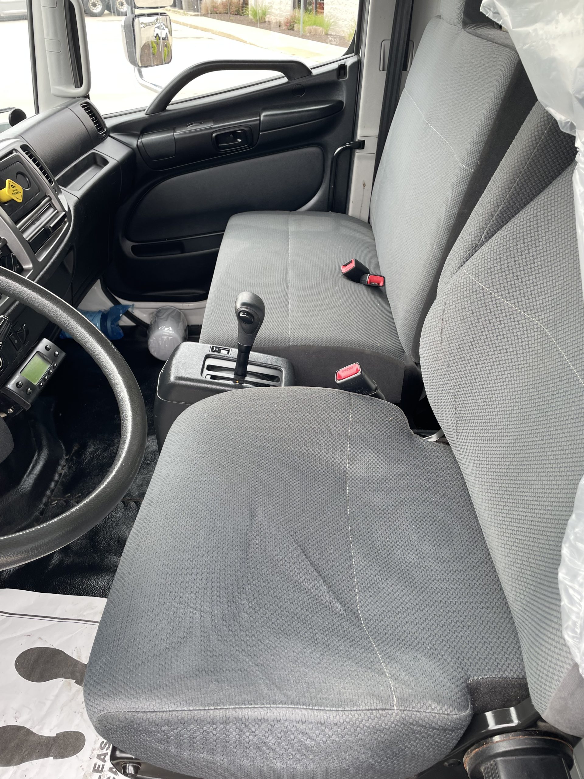 2016 Hino 268 - image 3 of 6