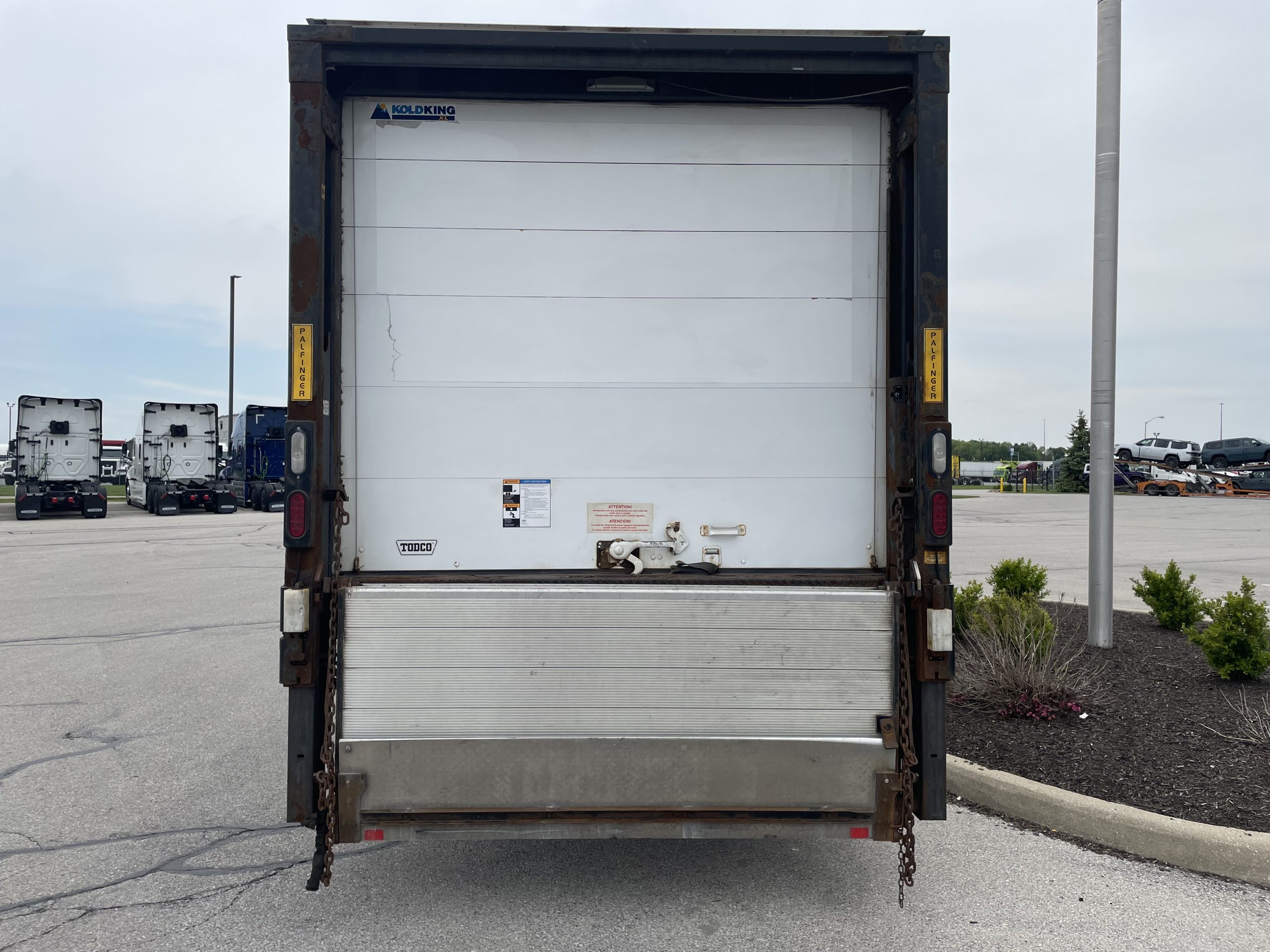 2016 Hino 268 - image 4 of 6