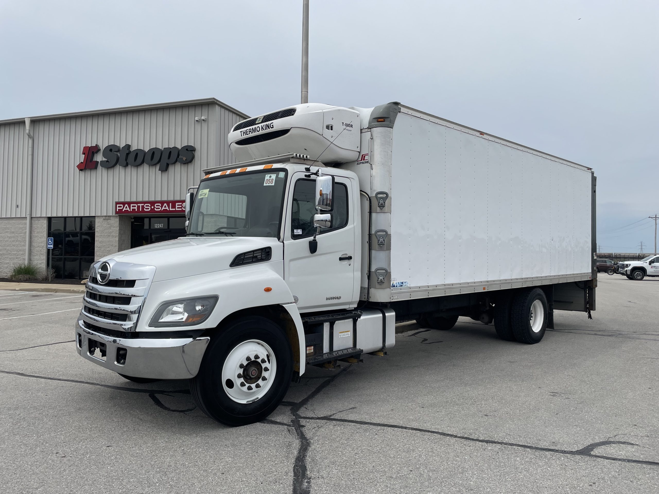 2016 Hino 268 - image 5 of 6