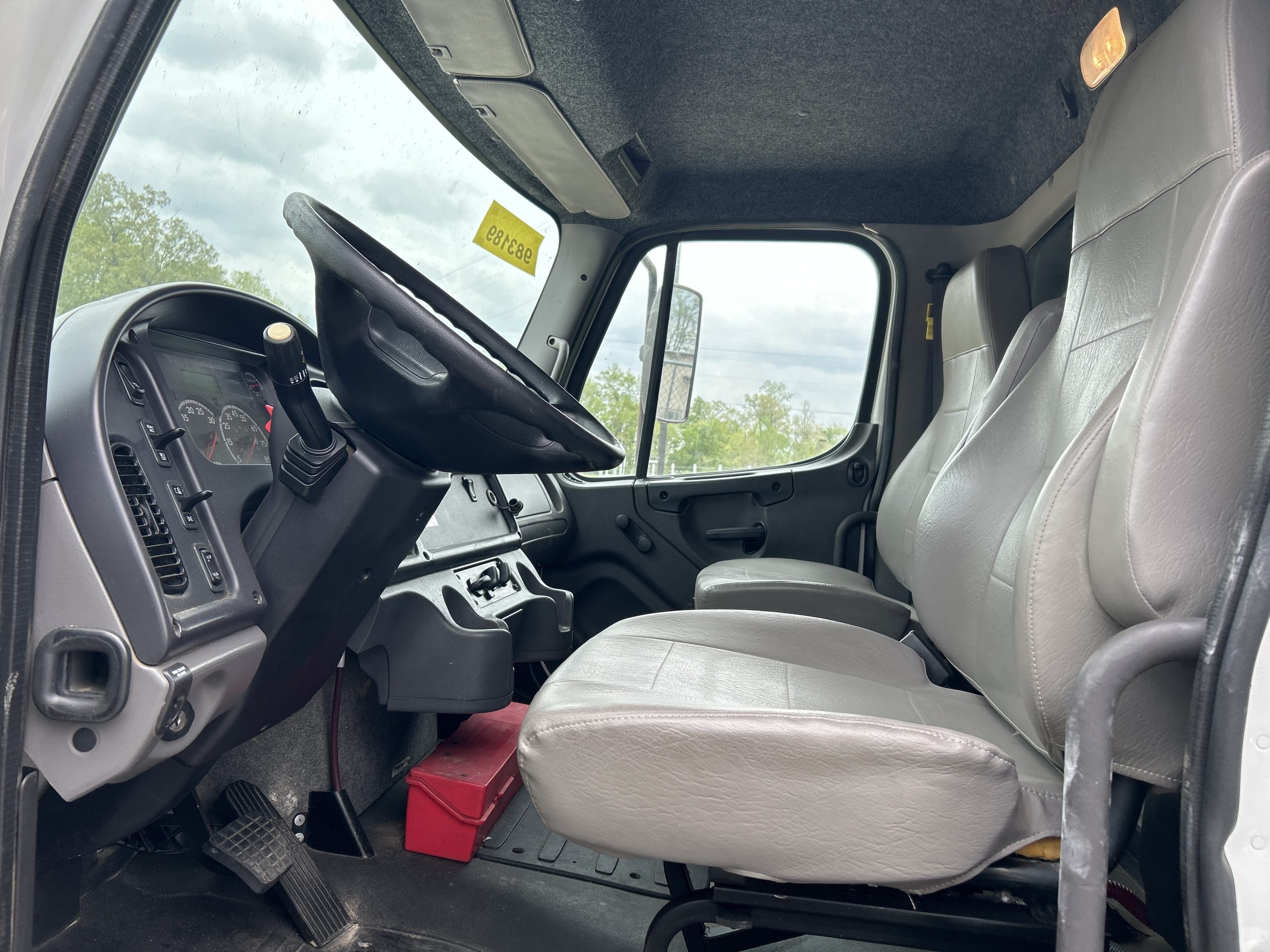 2017 Freightliner M2 106 - image 4 of 4