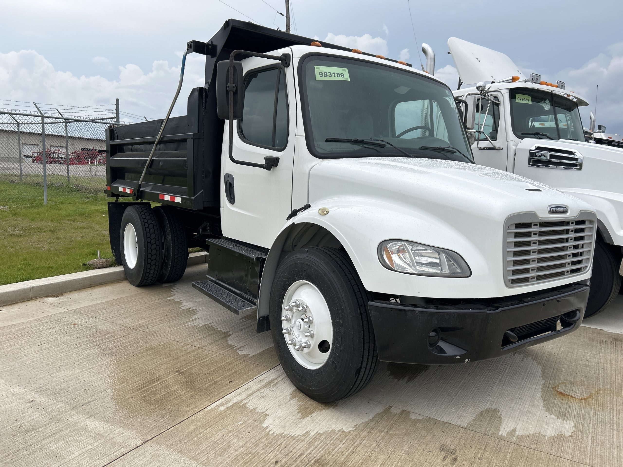 2017 Freightliner M2 106 - image 2 of 4