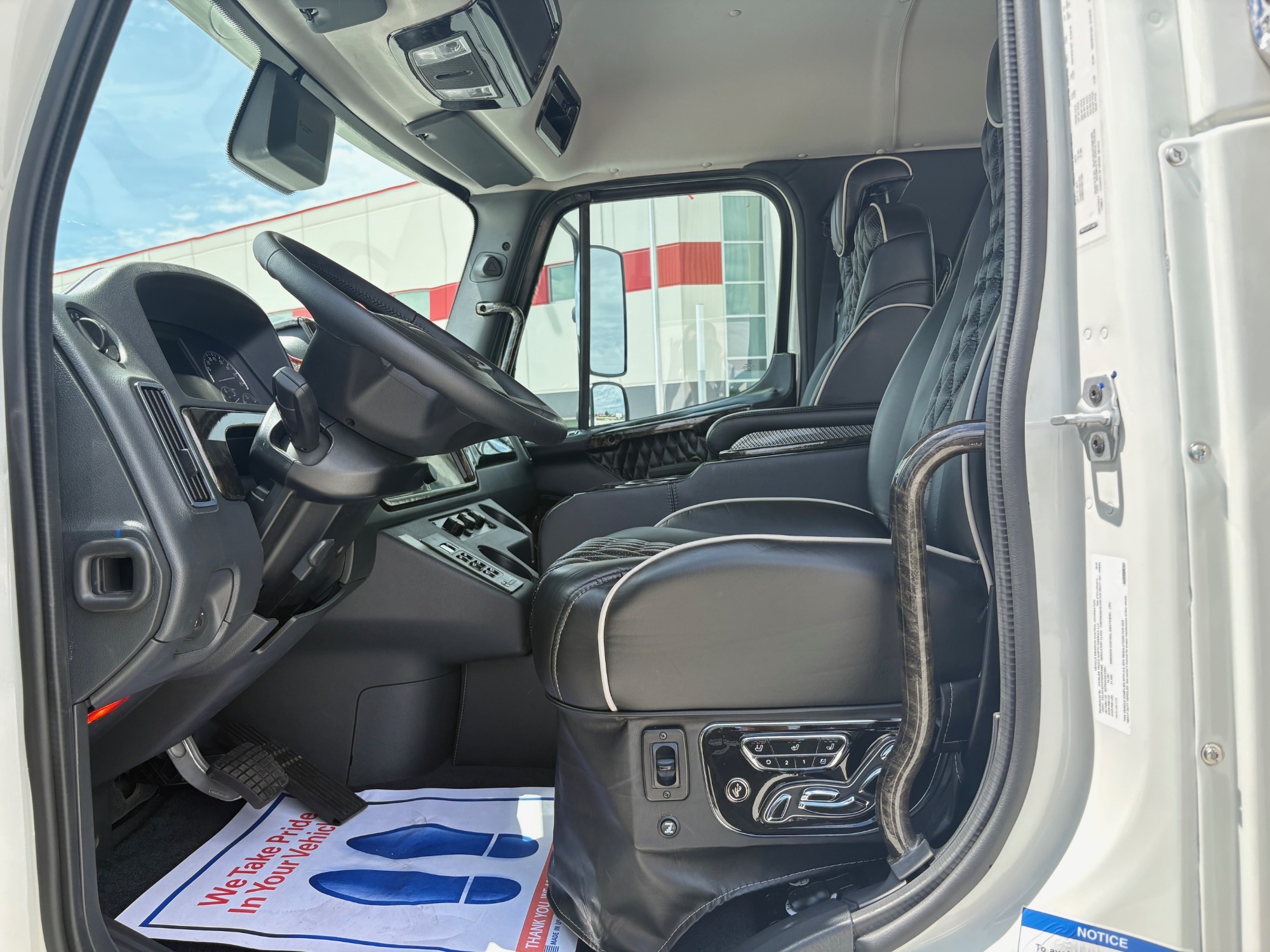 2026 Freightliner M2 106+ 068Rf00000fLGIR 2026 Freightliner M2 106+ 068Rf00000fLGIR