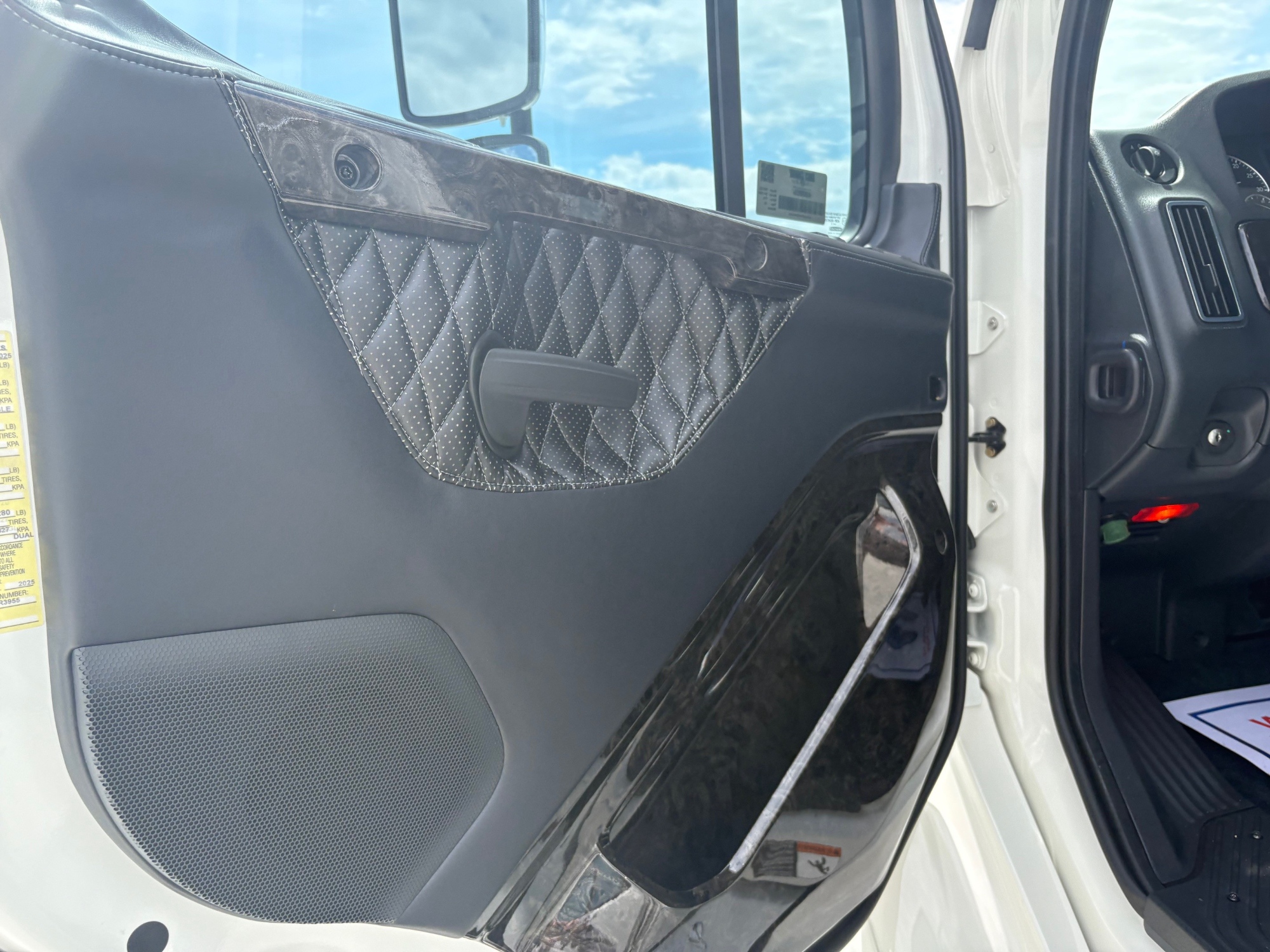 2026 Freightliner M2 106+ 068Rf00000fLjfH 2026 Freightliner M2 106+ 068Rf00000fLjfH