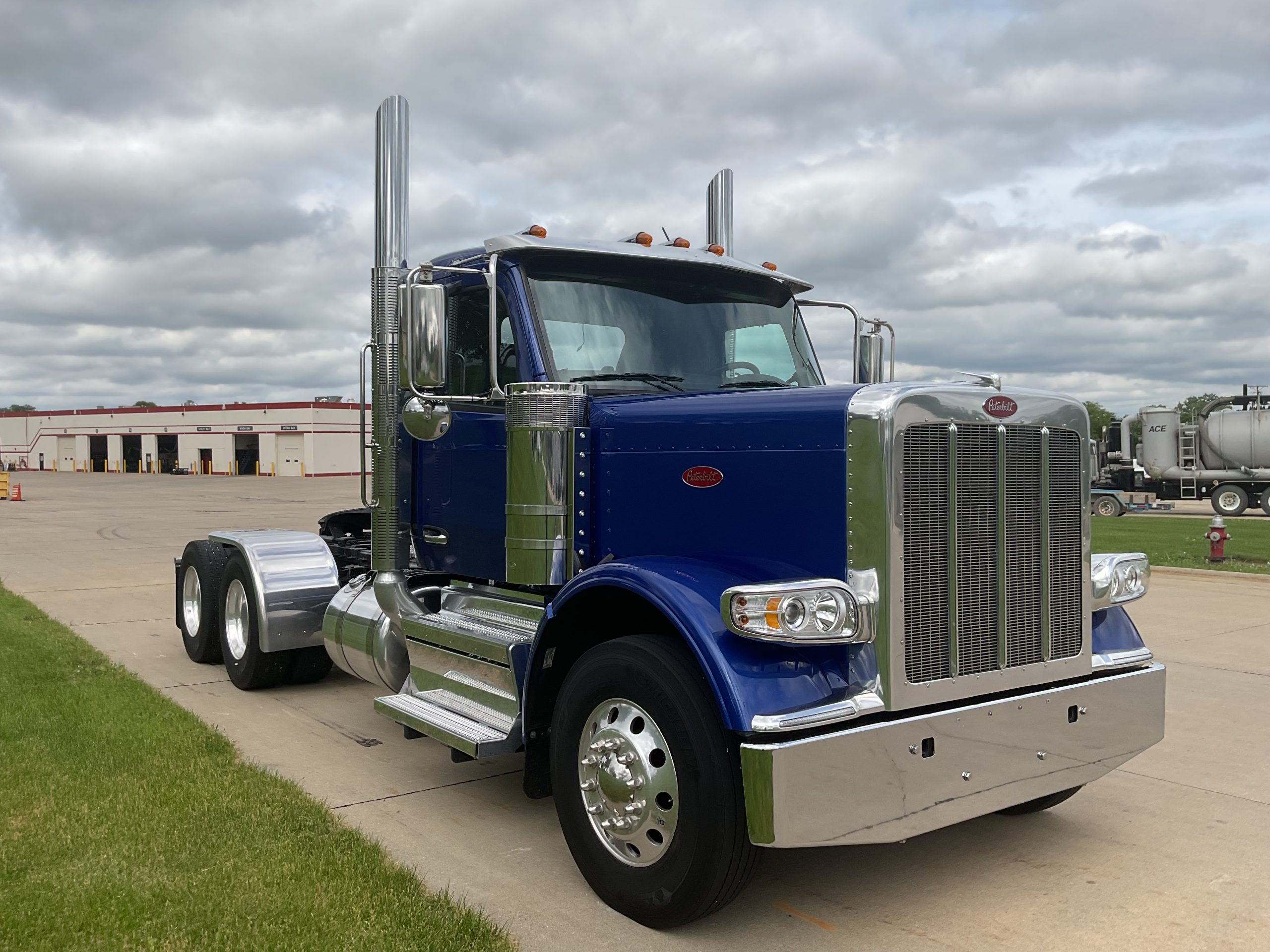 2025 Peterbilt 587 2025 Peterbilt 587 - image 3 of 6