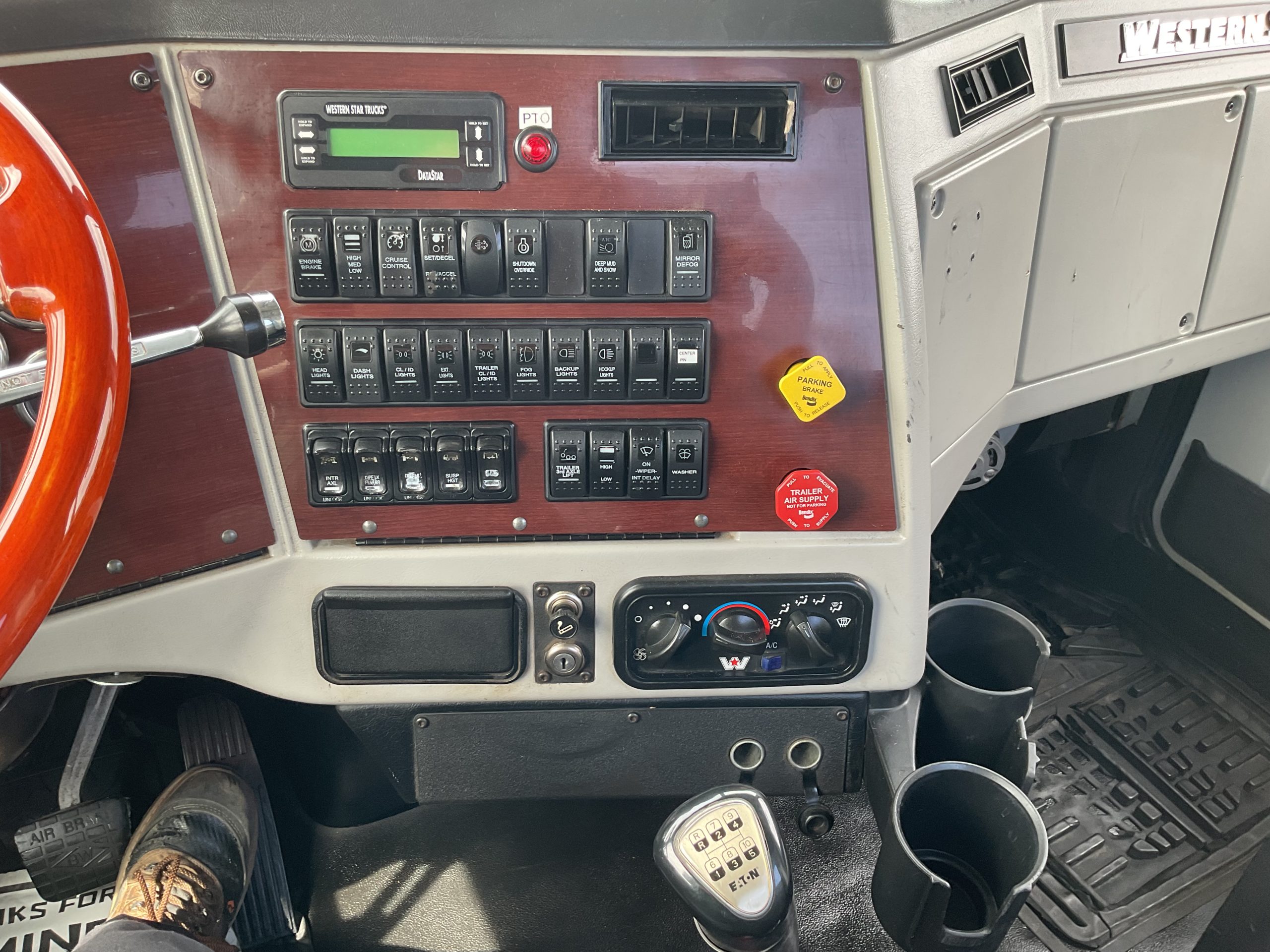 2016 Western Star 4900SA 2016 Western Star 4900SA - image 5 of 6