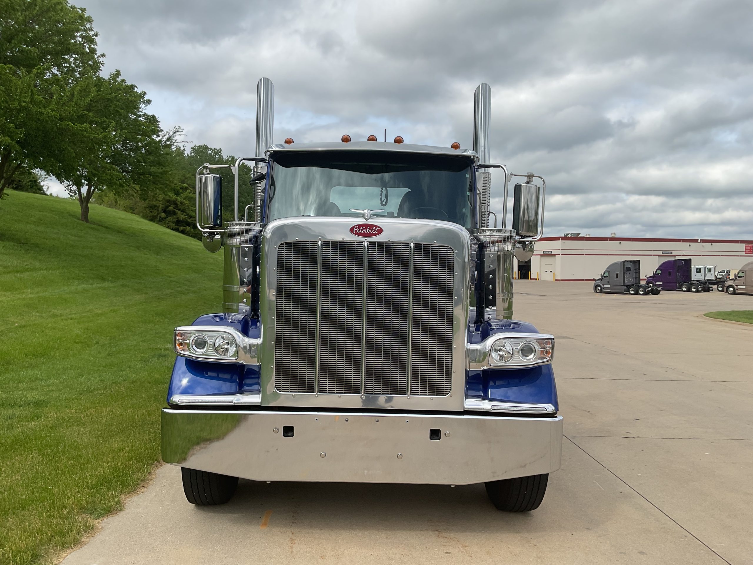 2025 Peterbilt 587 2025 Peterbilt 587 - image 2 of 6