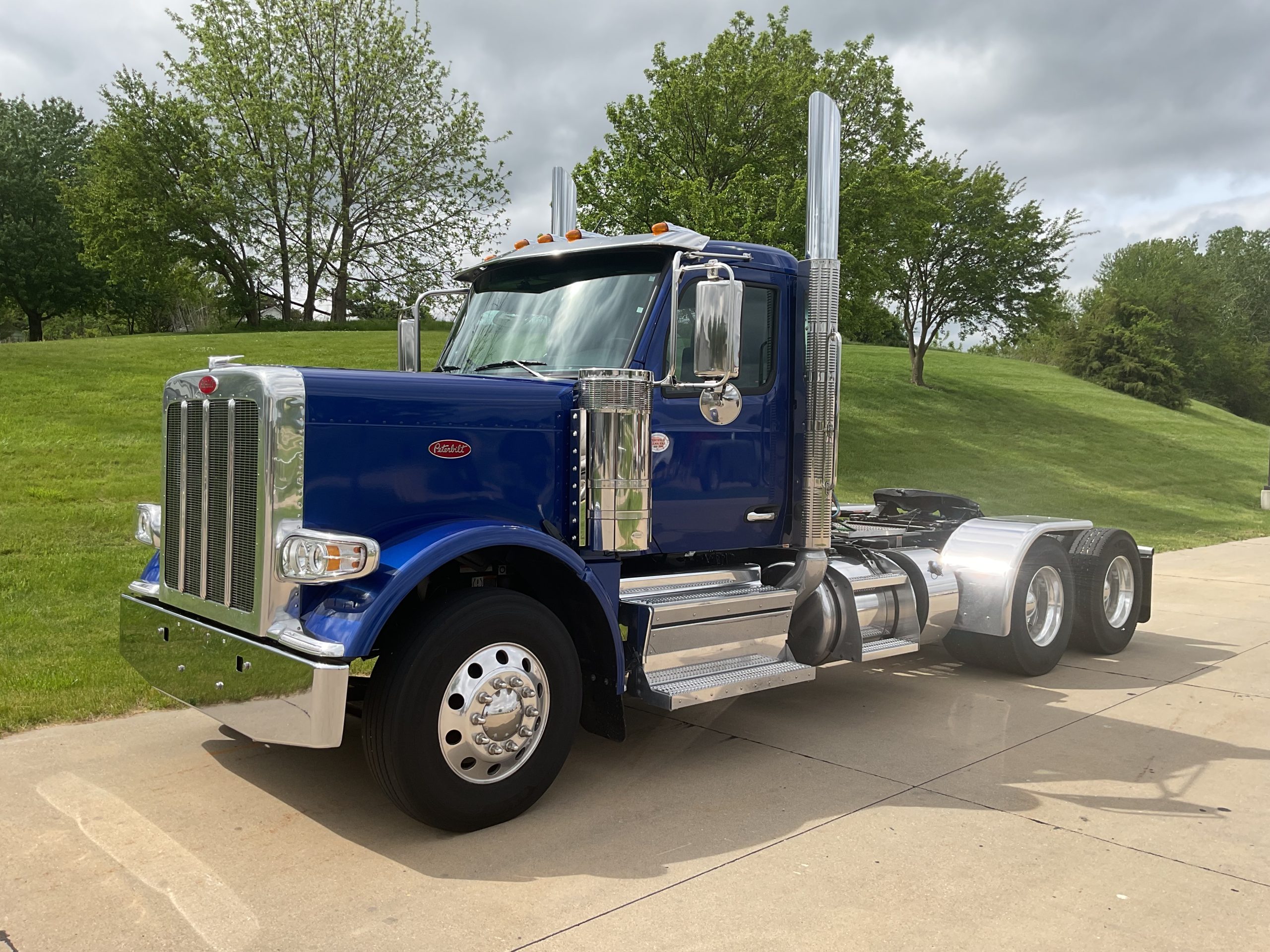 2025 Peterbilt 587 2025 Peterbilt 587 - image 1 of 6