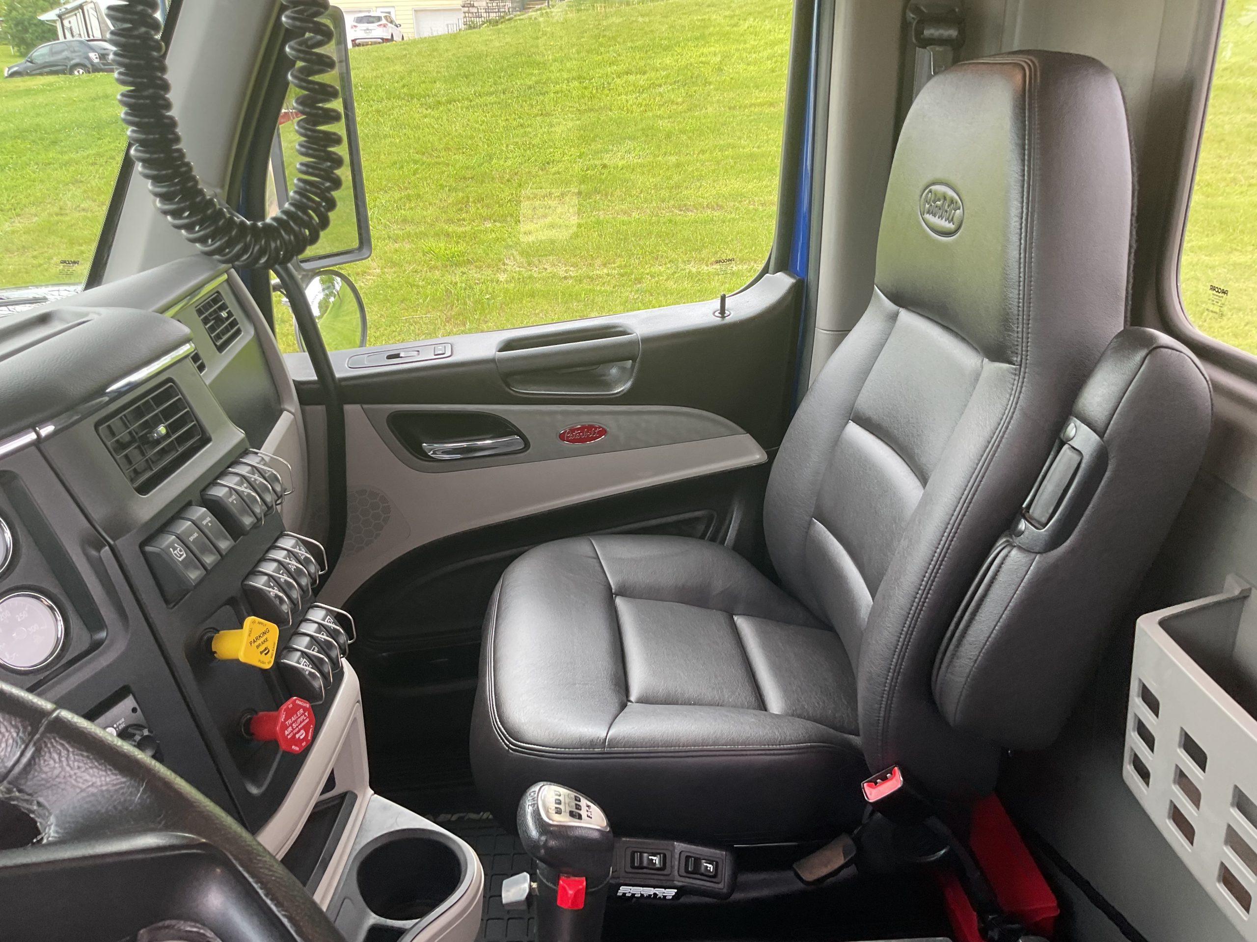 2025 Peterbilt 587 2025 Peterbilt 587 - image 5 of 6