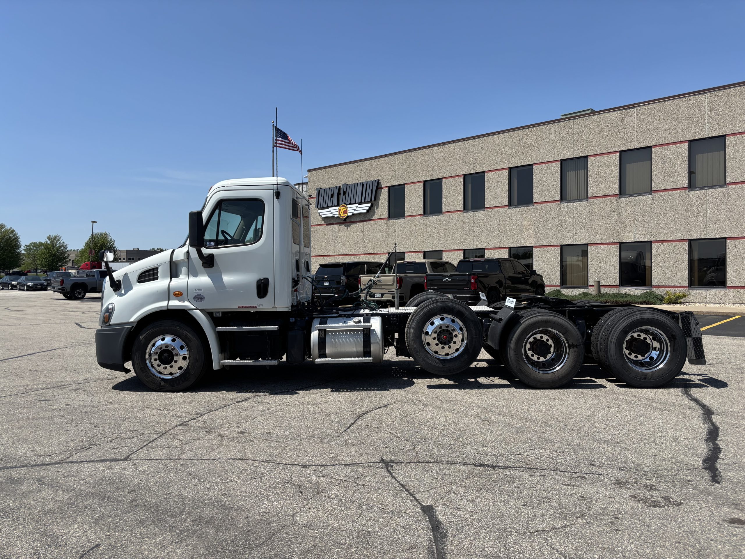 2018 Freightliner CA113DC - image 3 of 3