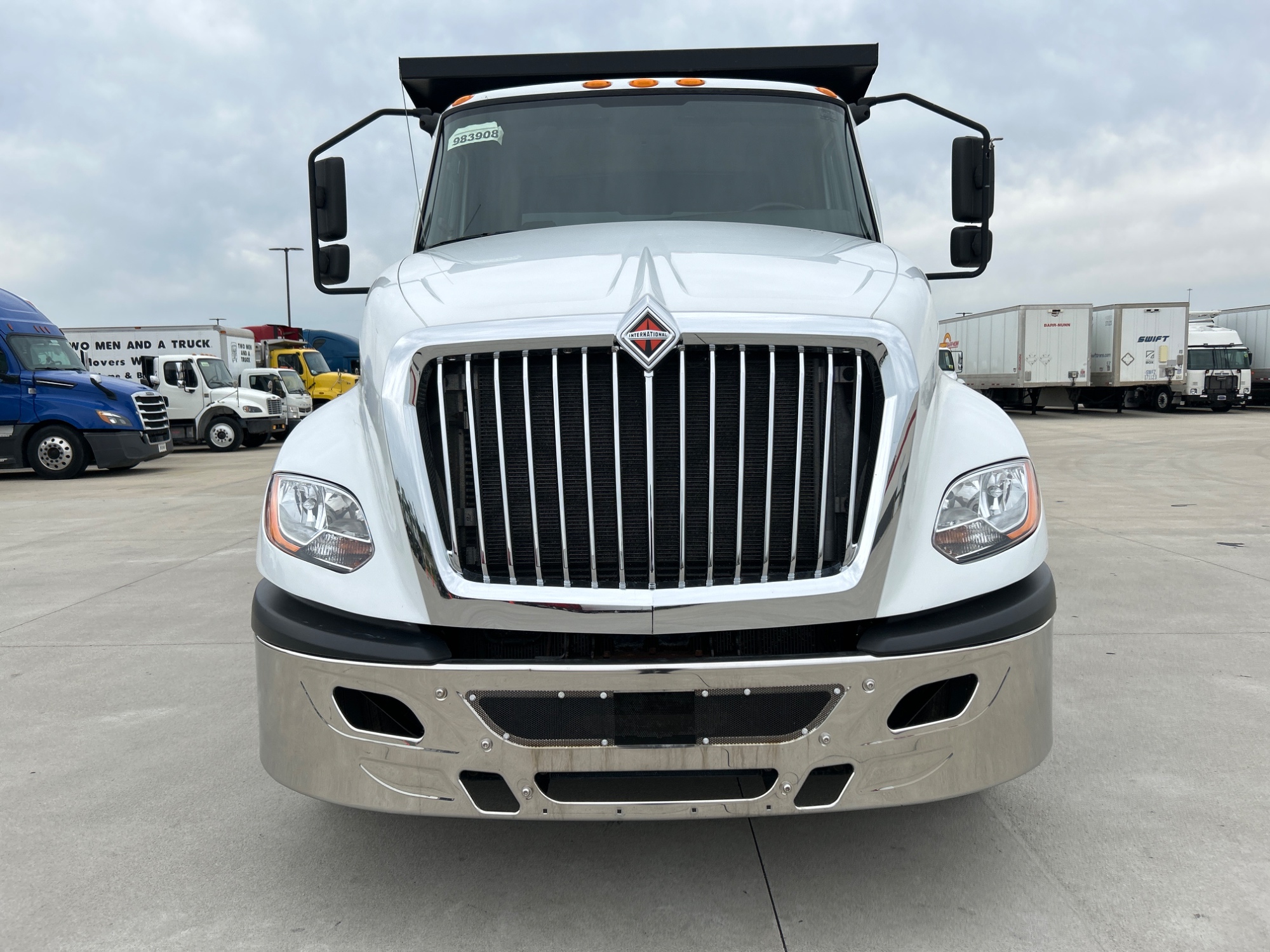 2018 International LT625 2018 International LT625 - image 2 of 5