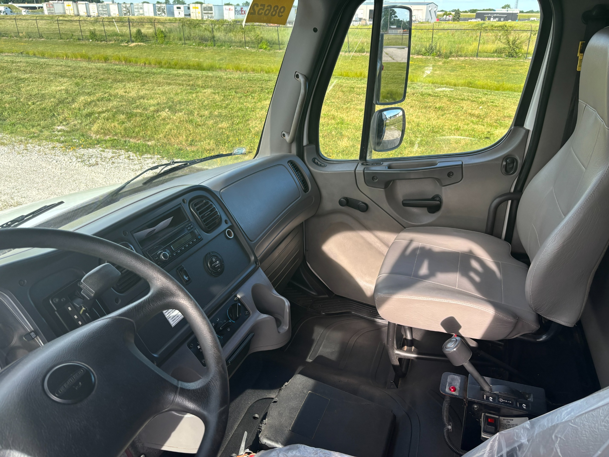 2017 Freightliner M2 106 2017 Freightliner M2 106 - image 5 of 6