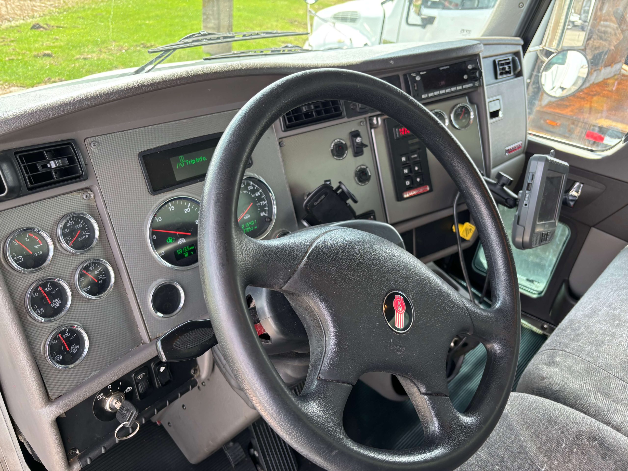 2021 Peterbilt 337 2021 Peterbilt 337 - image 5 of 6