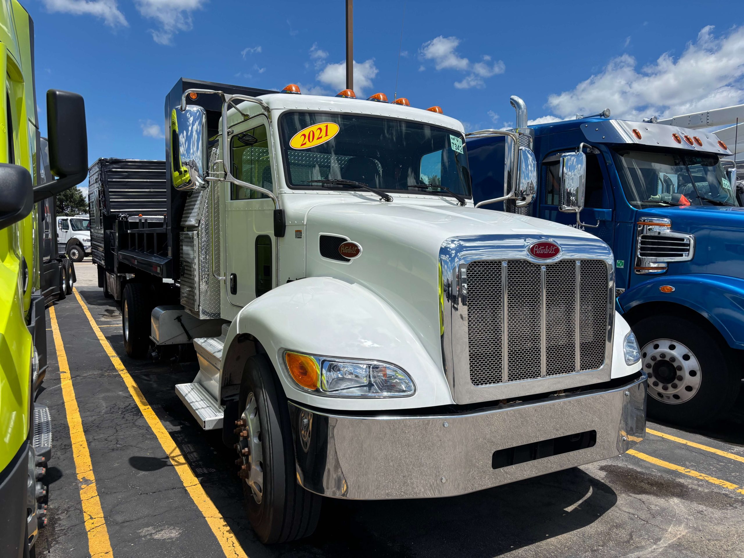 2021 Peterbilt 337 2021 Peterbilt 337 - image 3 of 6