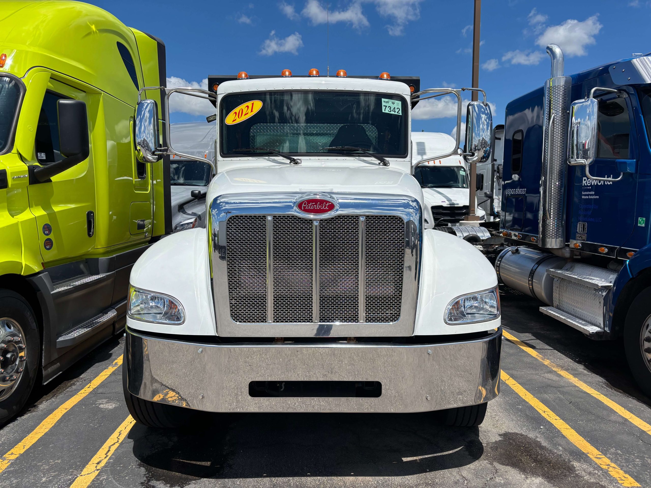 2021 Peterbilt 337 2021 Peterbilt 337 - image 2 of 6