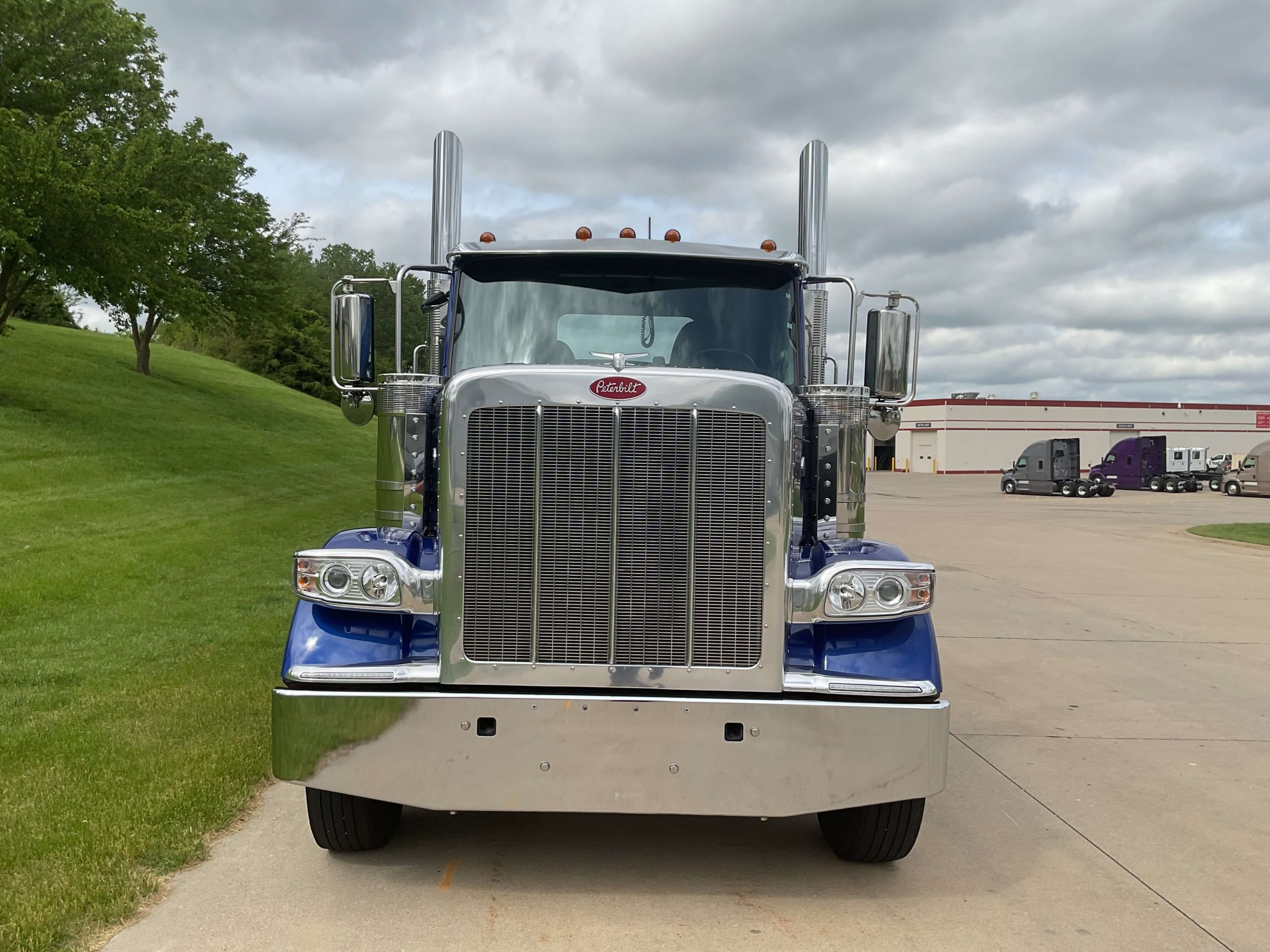 2025 Peterbilt 587 2025 Peterbilt 587 - image 2 of 6