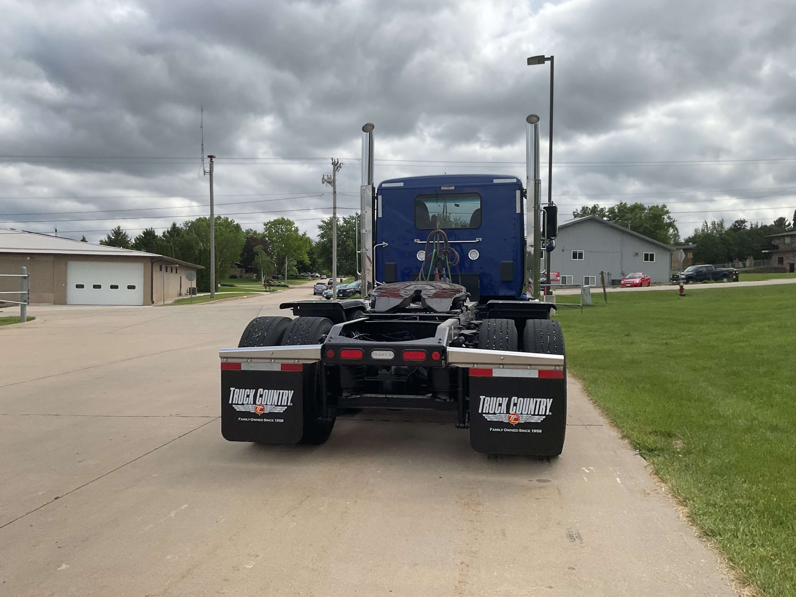 2025 Peterbilt 587 2025 Peterbilt 587 - image 4 of 6