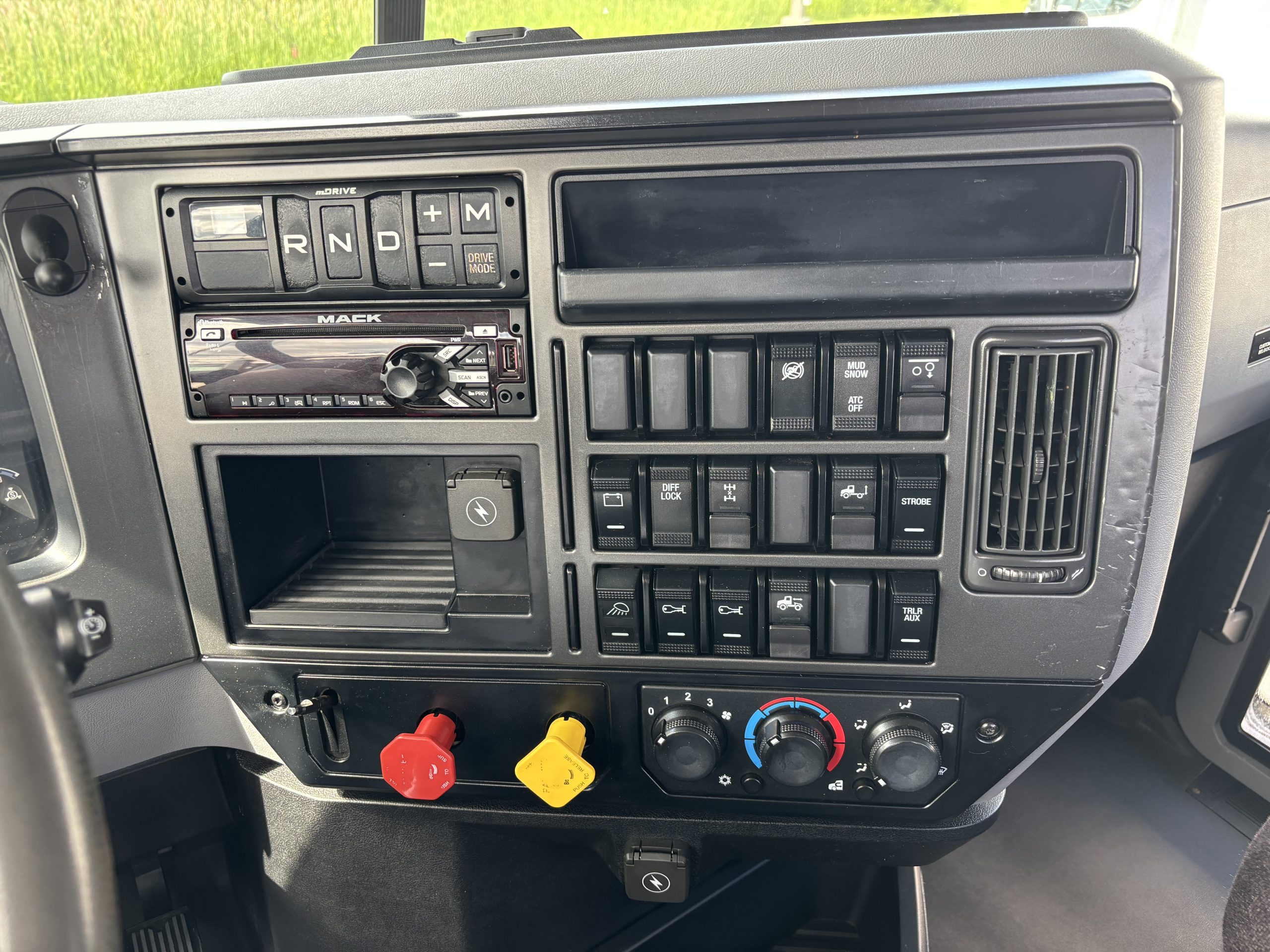 2021 MACK ANTHEM 2021 MACK ANTHEM - image 4 of 6