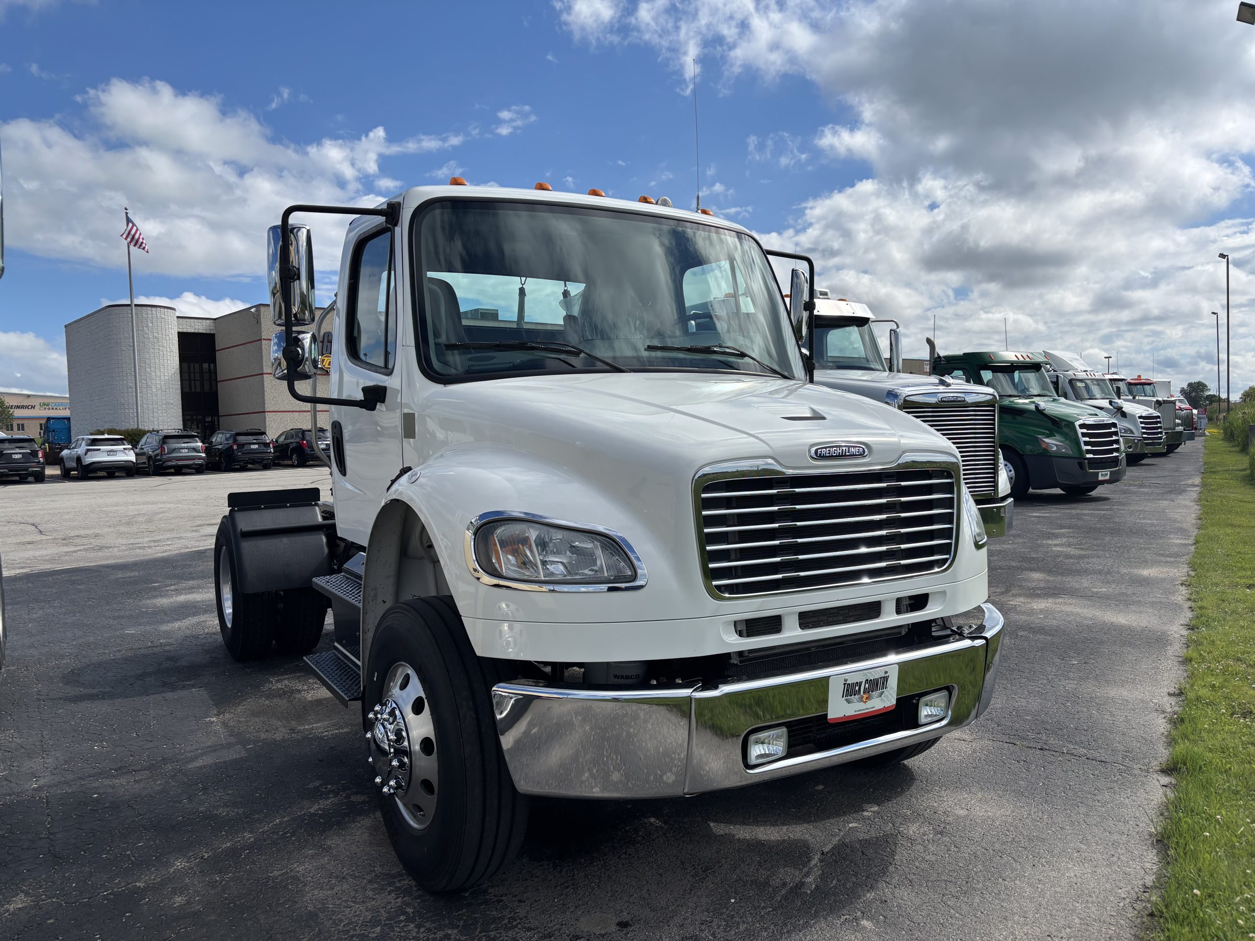 2018 Freightliner M2 106 2018 Freightliner M2 106 - image 3 of 6