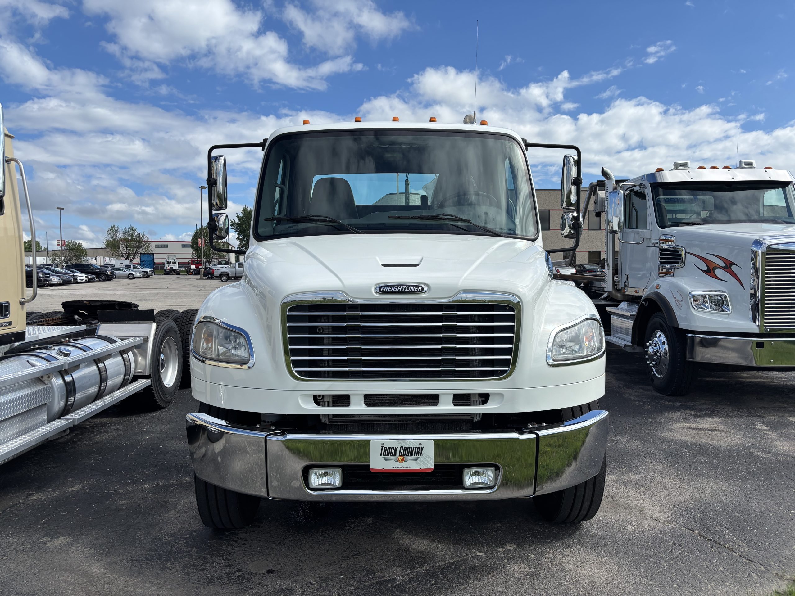 2018 Freightliner M2 106 2018 Freightliner M2 106 - image 2 of 6