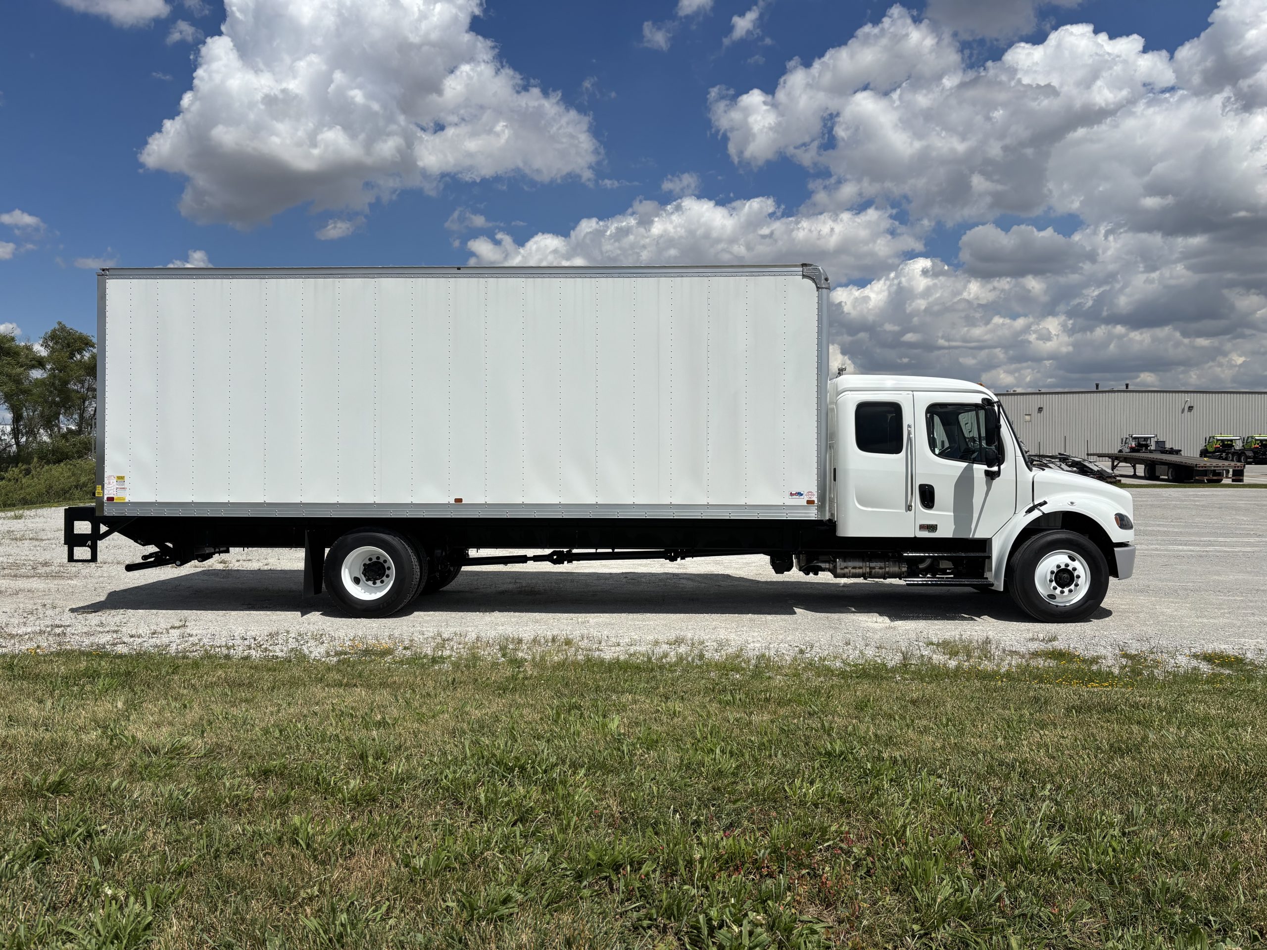 2027 Freightliner M2 106+ - image 3 of 6