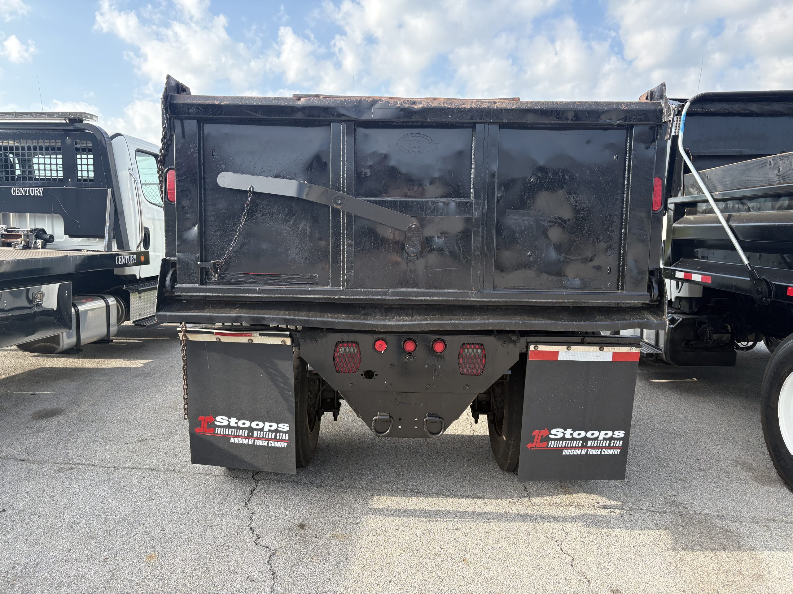 2017 Freightliner M2 106 - image 2 of 4