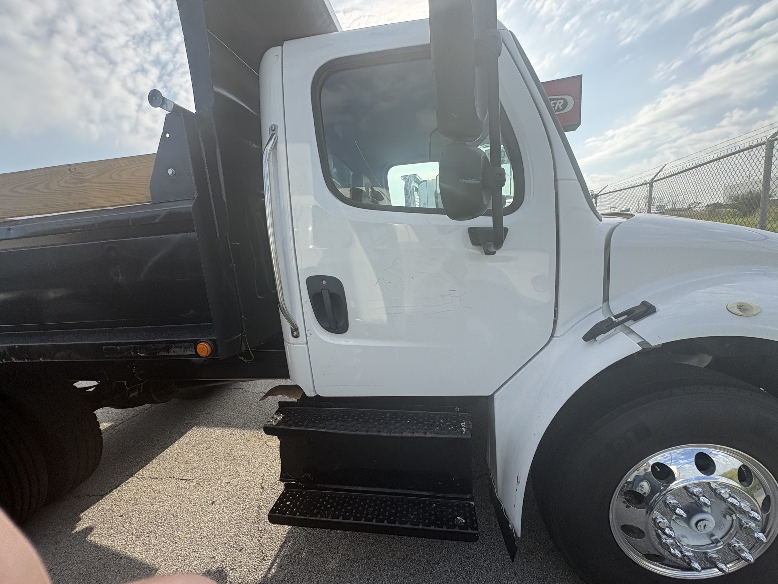 2017 Freightliner M2 106 - image 3 of 4
