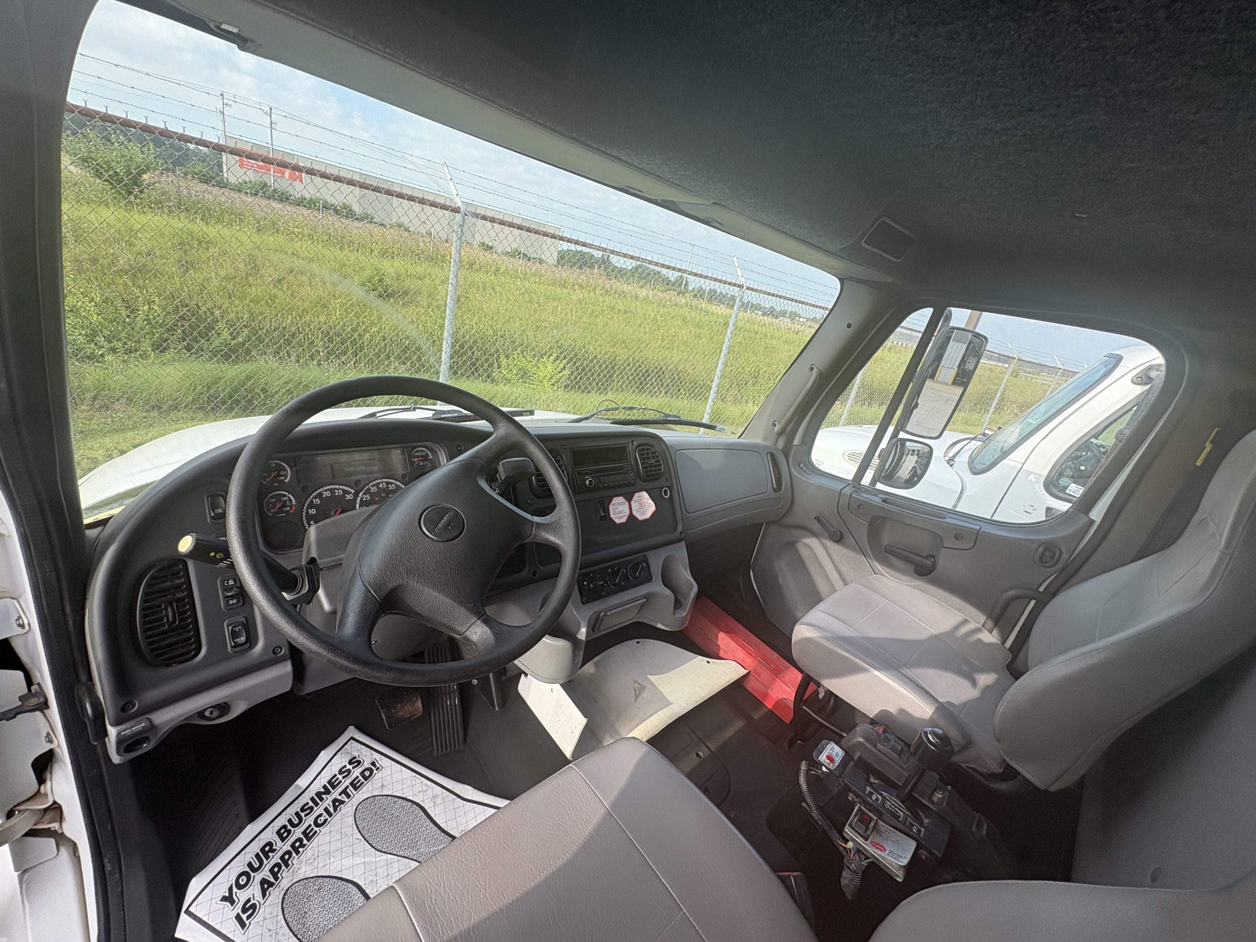 2017 Freightliner M2 106 - image 4 of 4