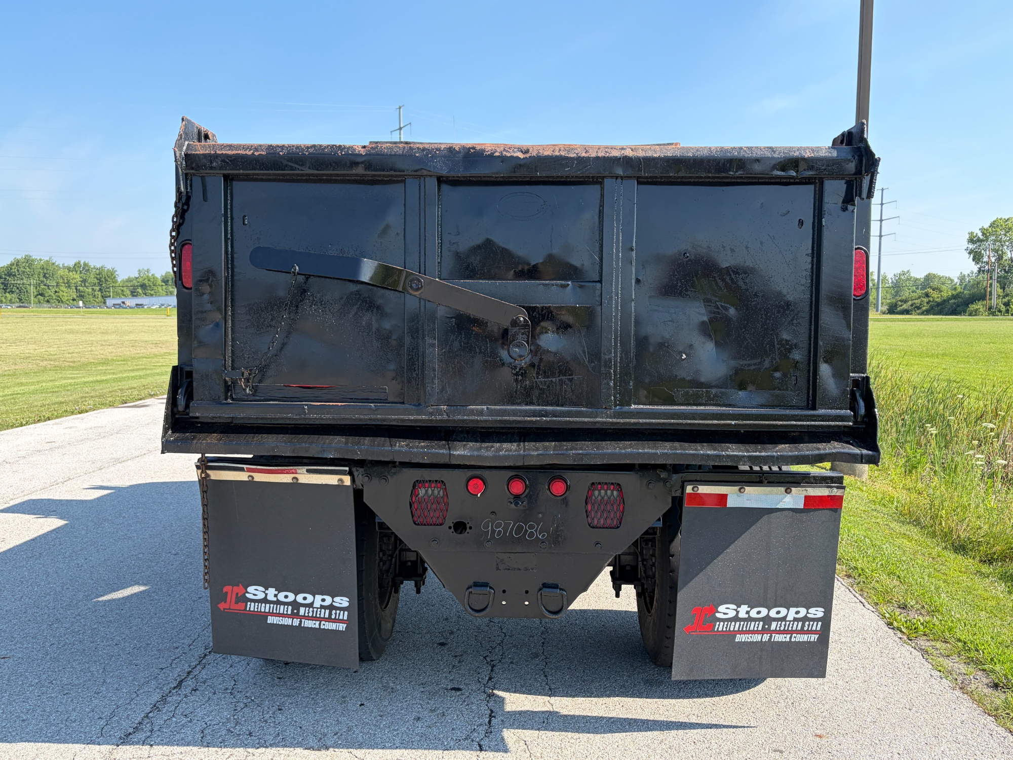 2017 Freightliner M2 106 2017 Freightliner M2 106 - image 2 of 6