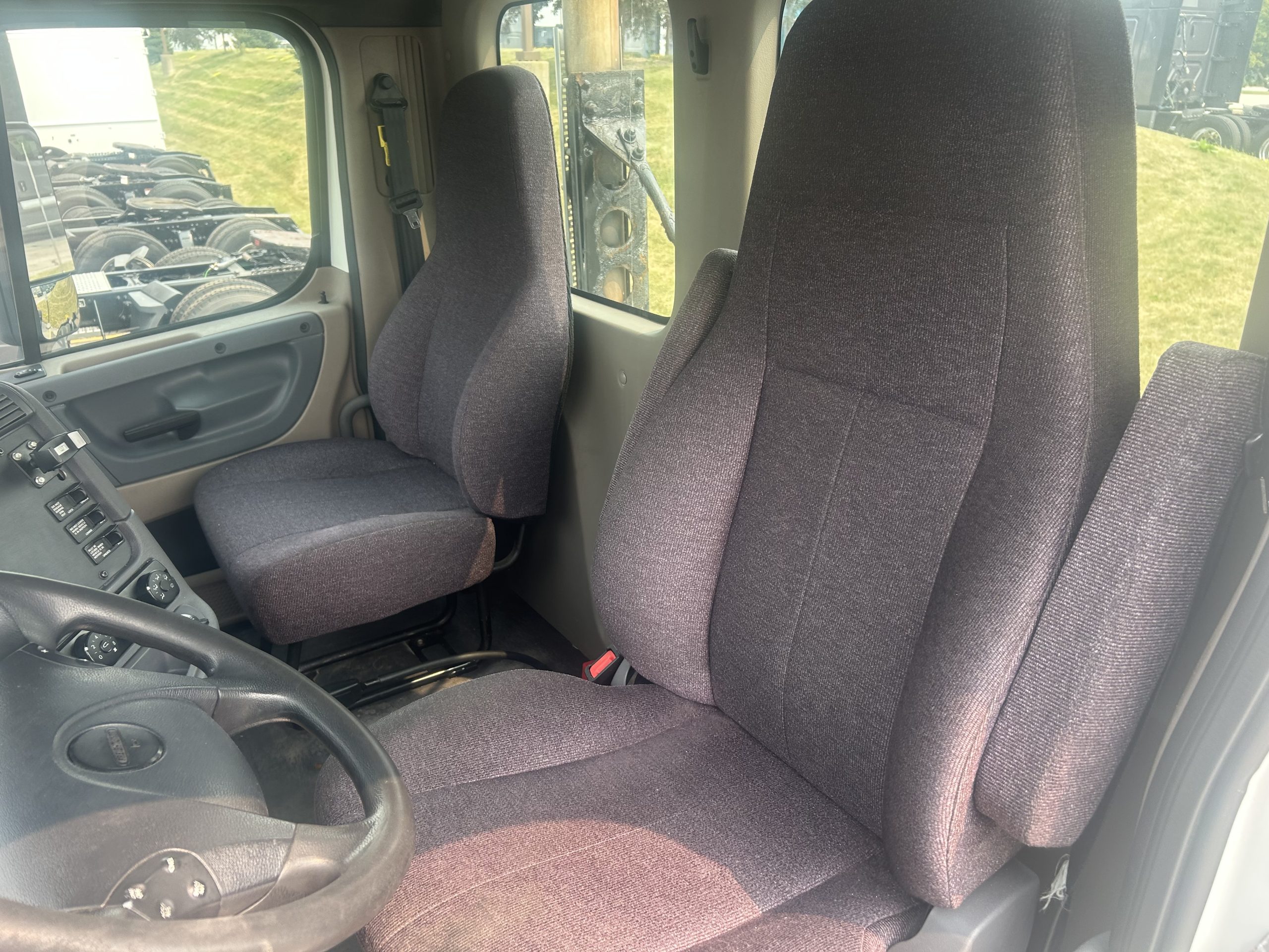 2018 Freightliner CA113 2018 Freightliner CA113 - image 5 of 6
