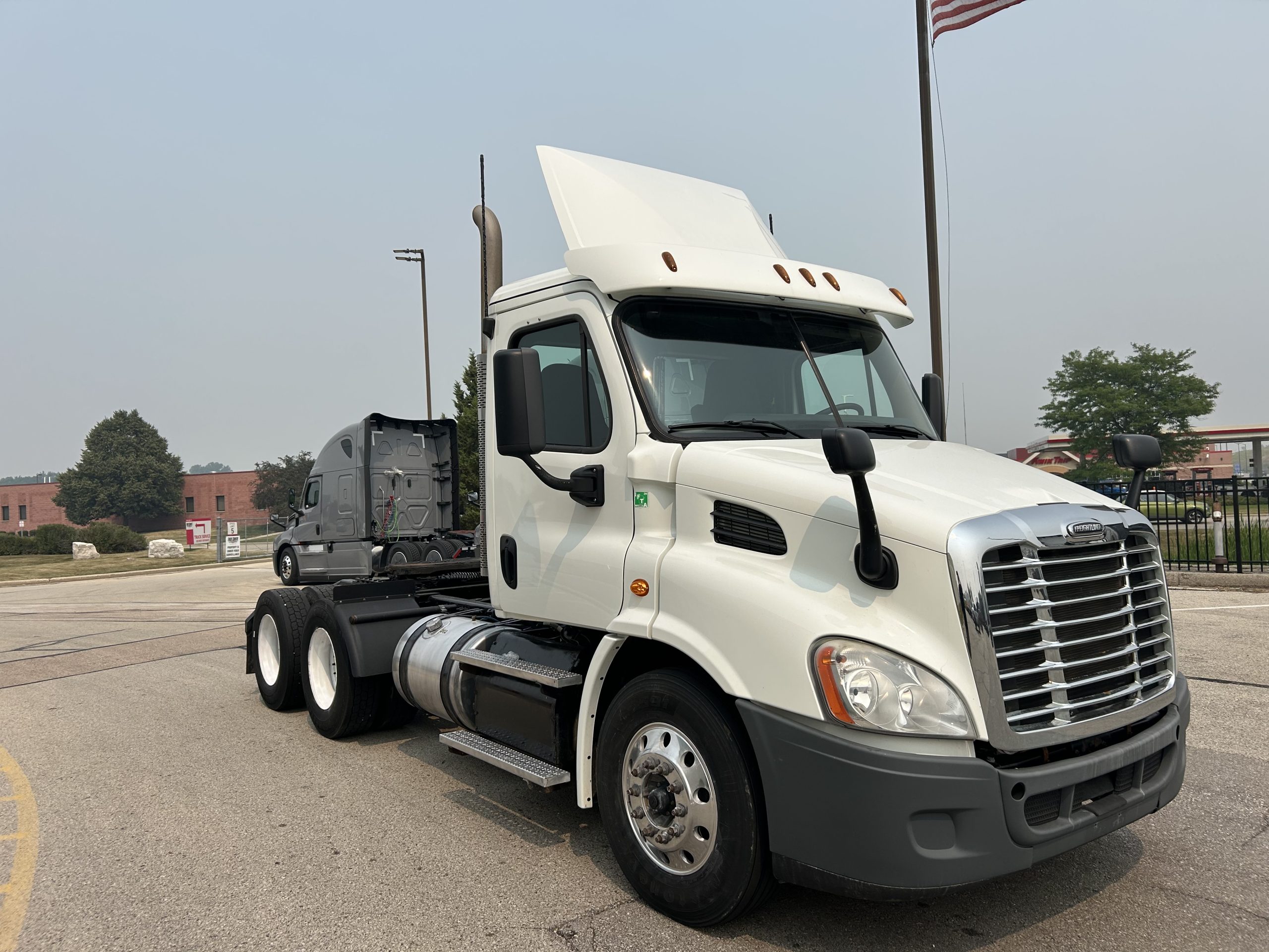 2018 Freightliner CA113 2018 Freightliner CA113 - image 3 of 6