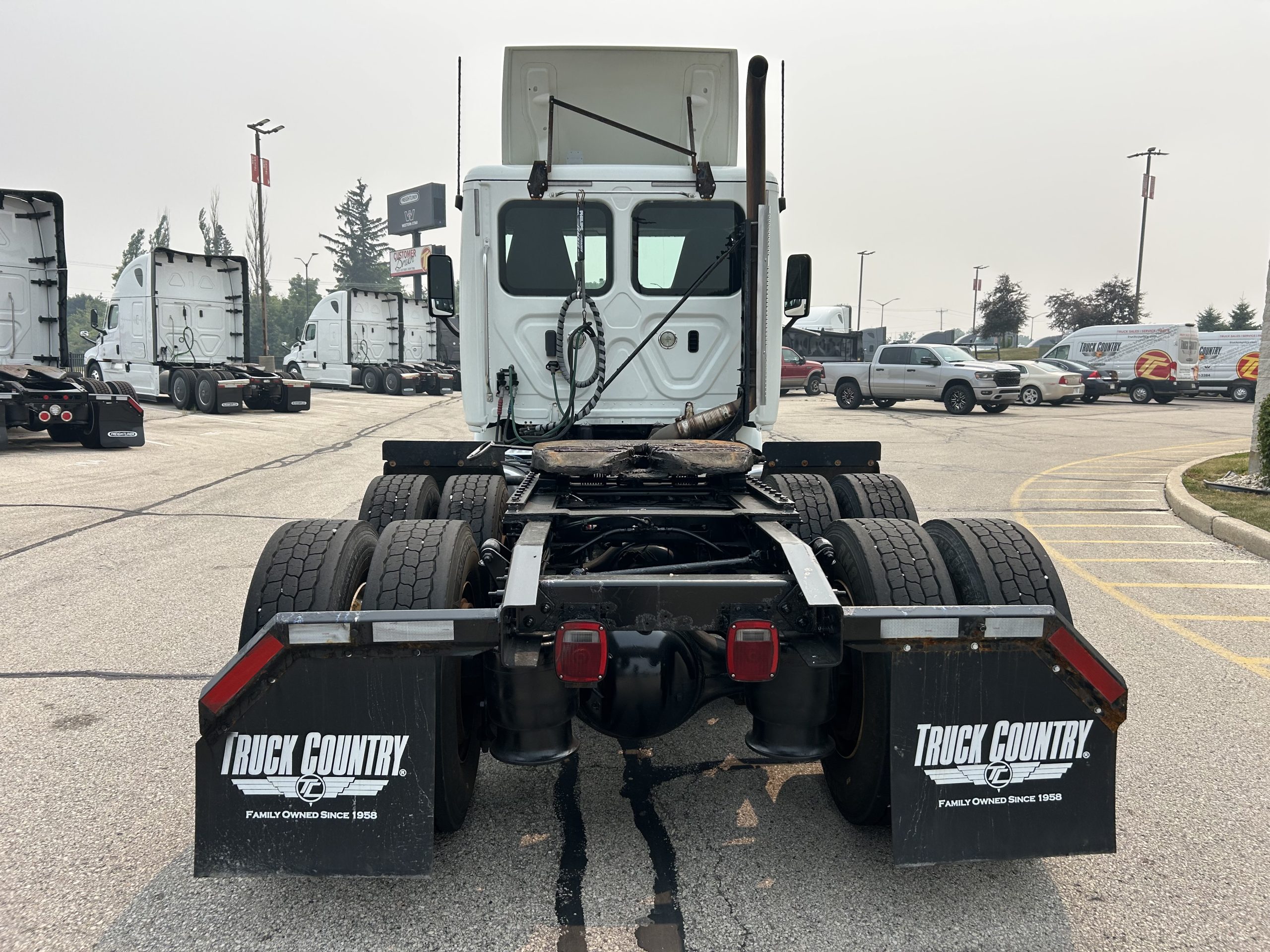2018 Freightliner CA113 2018 Freightliner CA113 - image 4 of 6