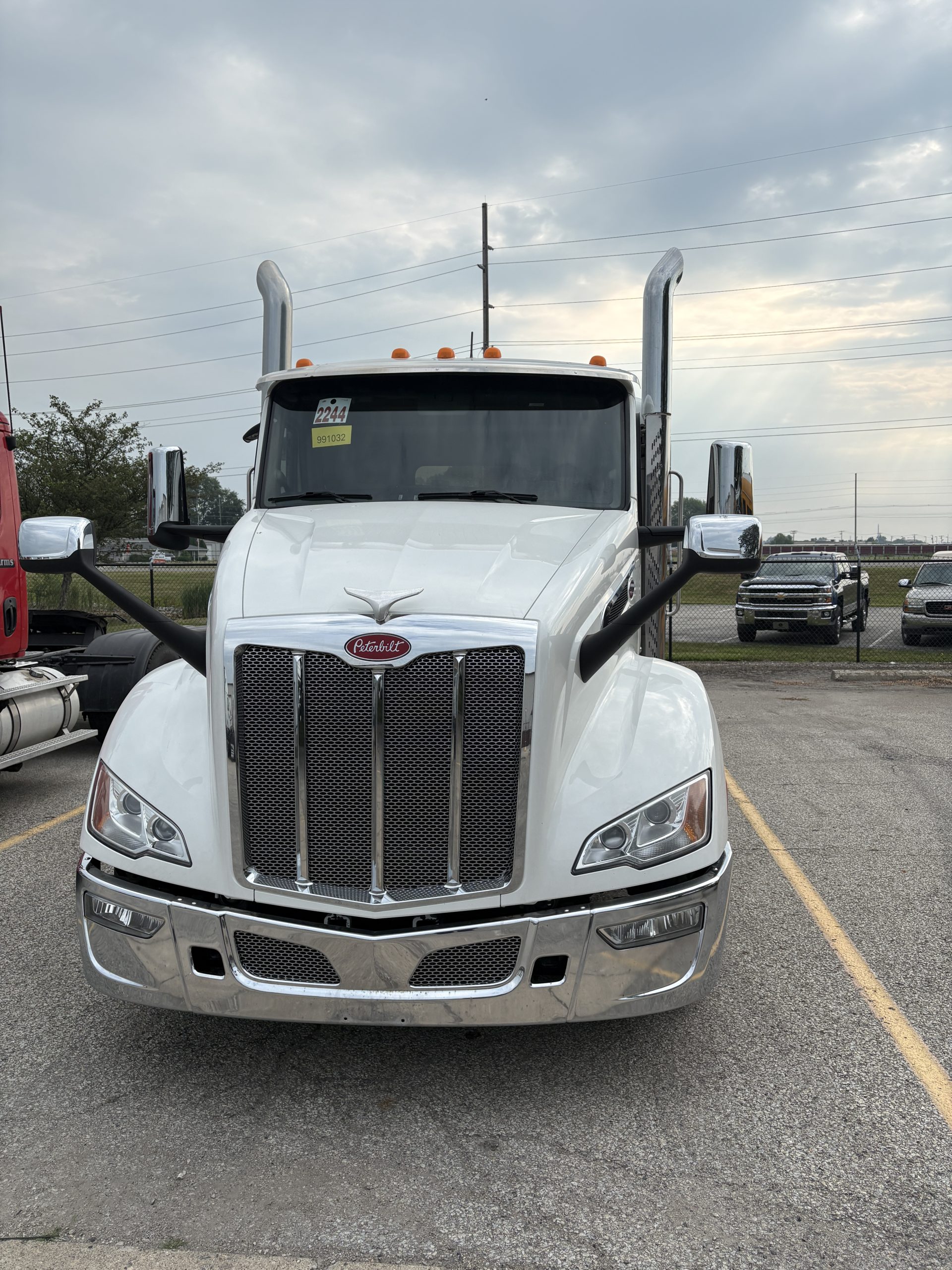 2023 Peterbilt 579 - image 2 of 6