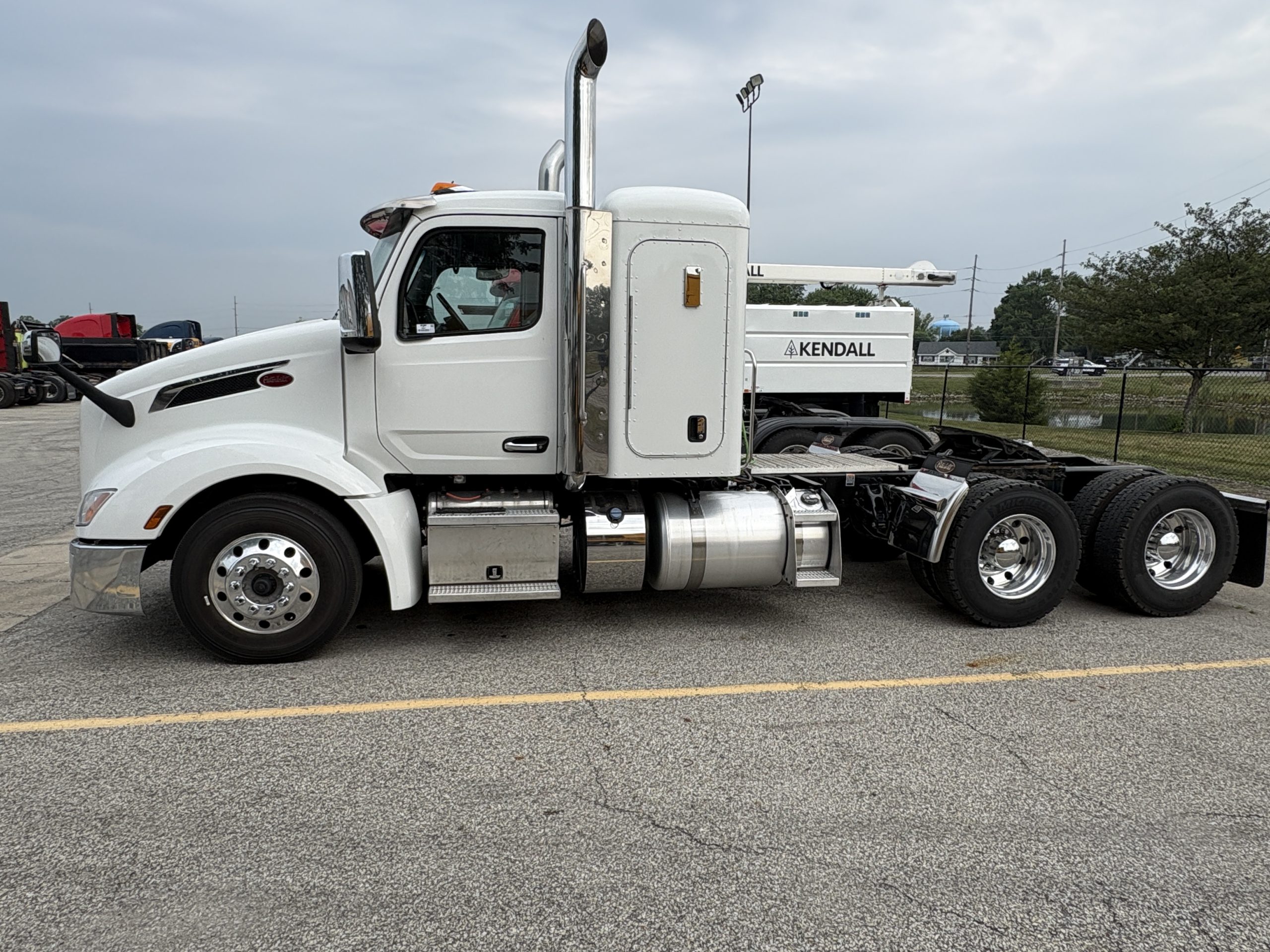 2023 Peterbilt 579 - image 5 of 6