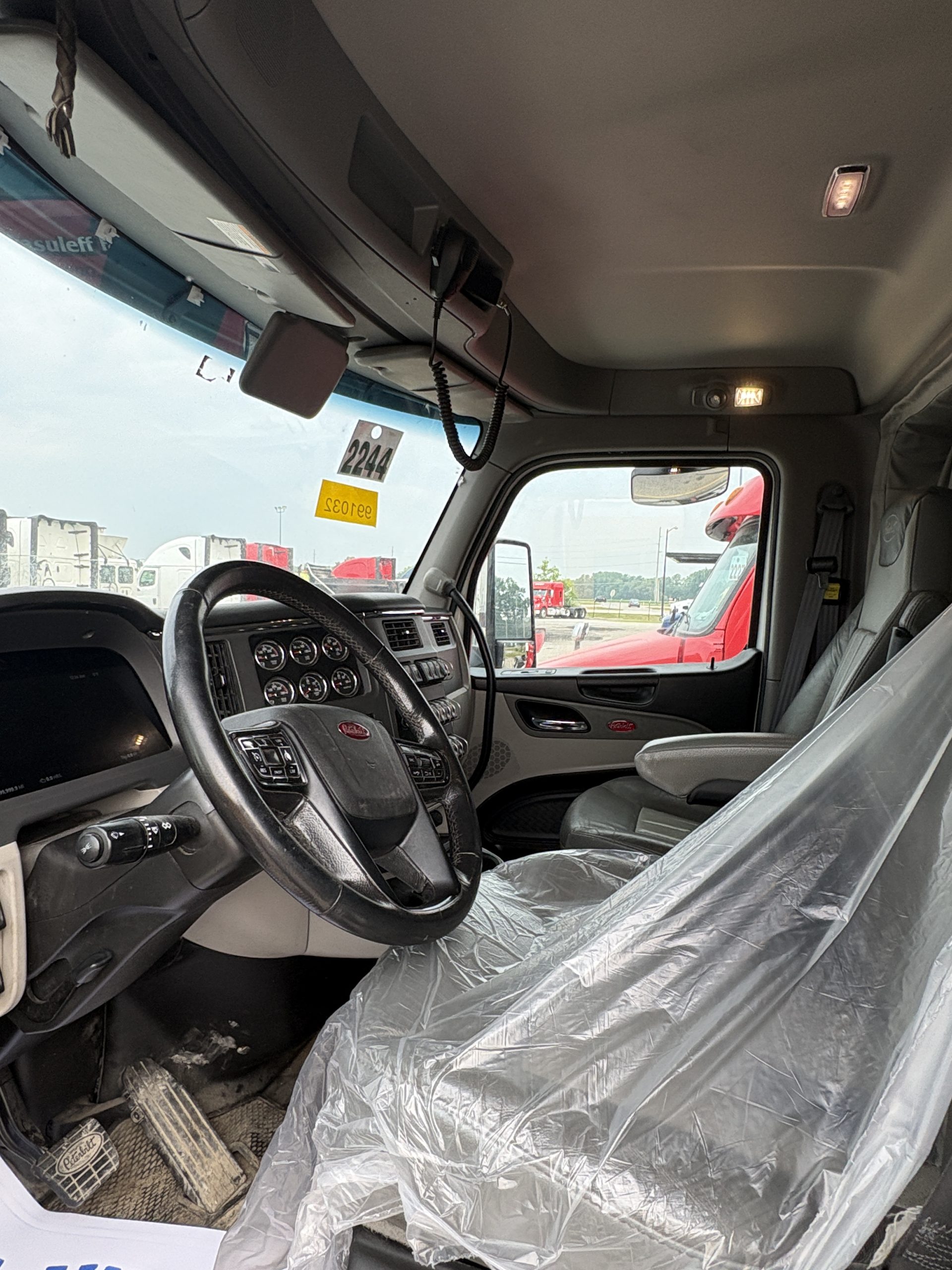 2023 Peterbilt 579 - image 4 of 6