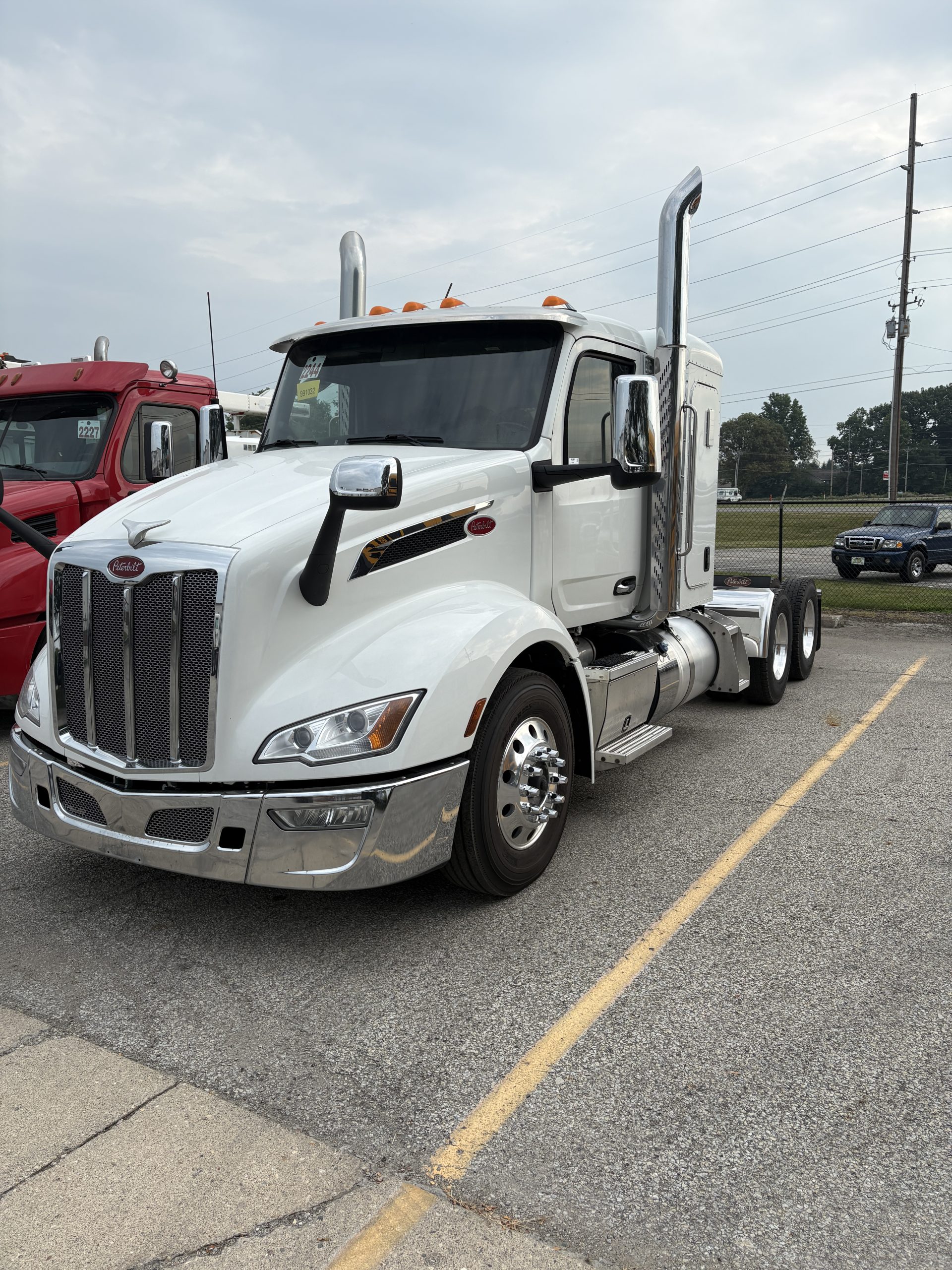 2023 Peterbilt 579 - image 1 of 6