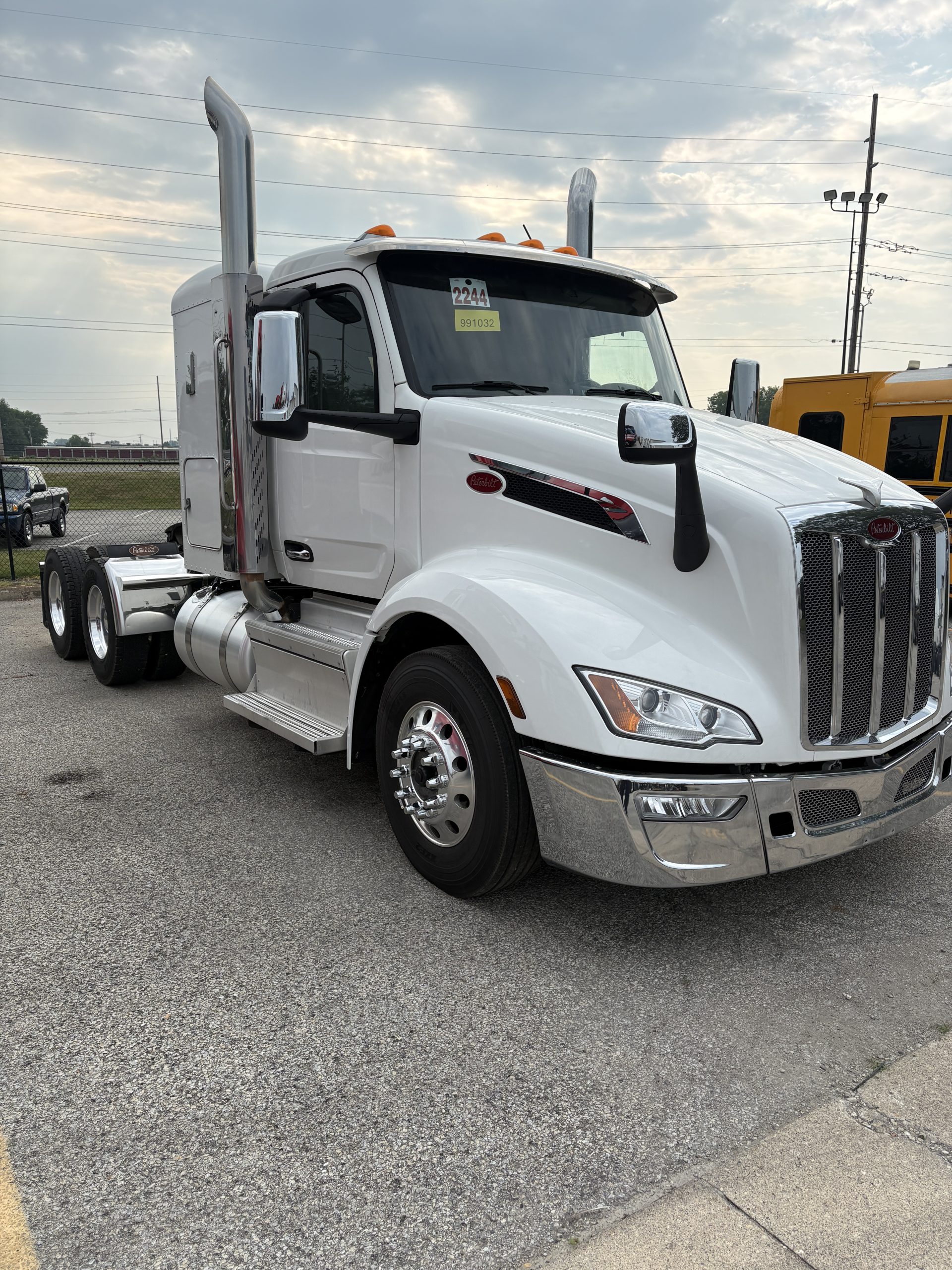 2023 Peterbilt 579 - image 3 of 6