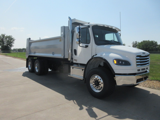 2027 Freightliner M2 106 in Davenport, IA — photo 4