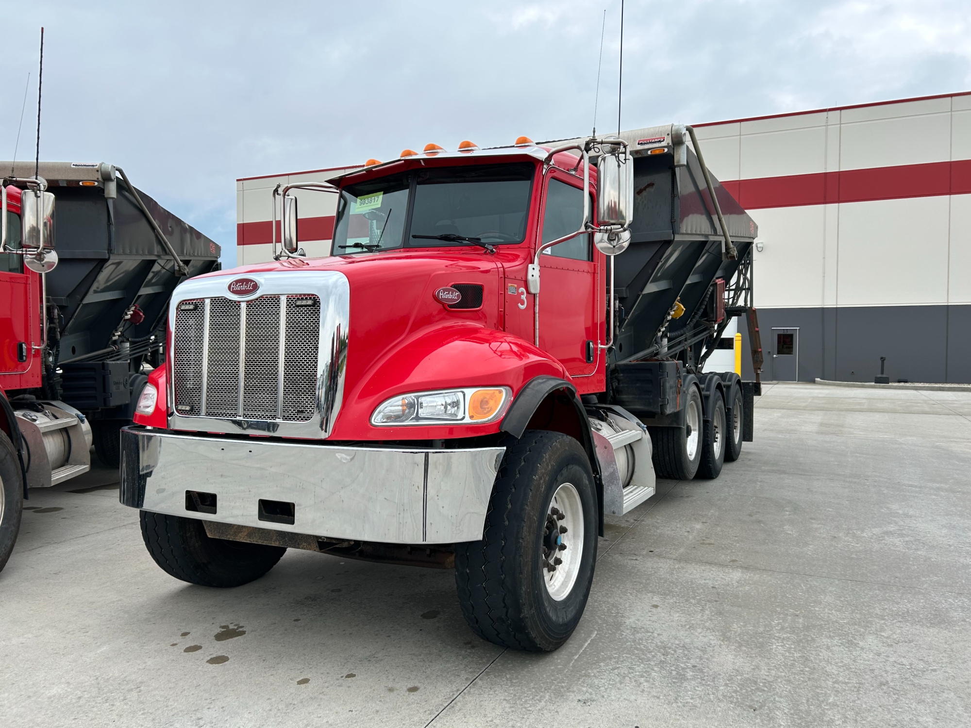 2019 Peterbilt 348 2019 Peterbilt 348 - image 2 of 6